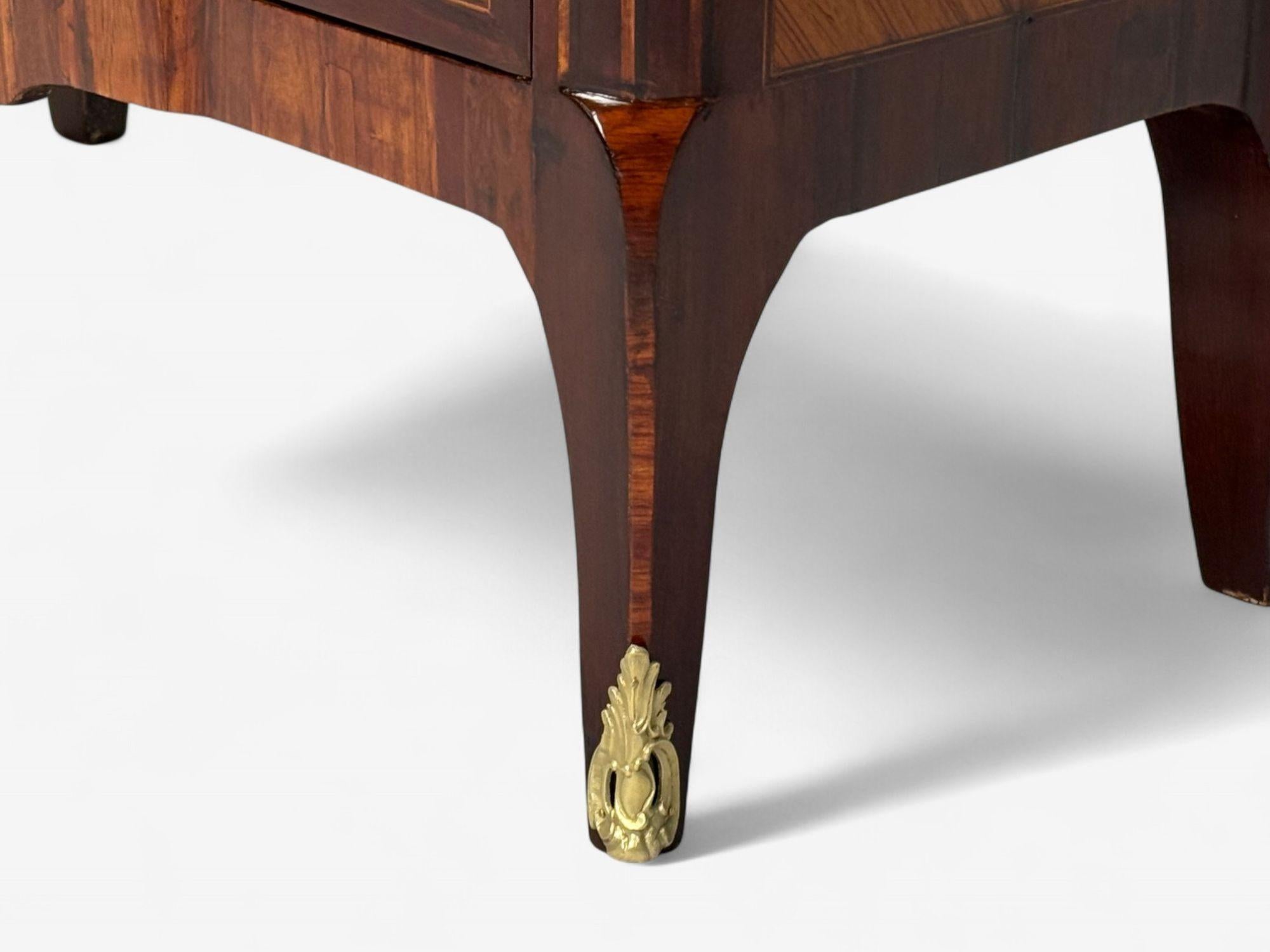 Commode in stile Luigi XVI, mogano, marmo, bronzo, Francia, XIX secolo. in vendita 5