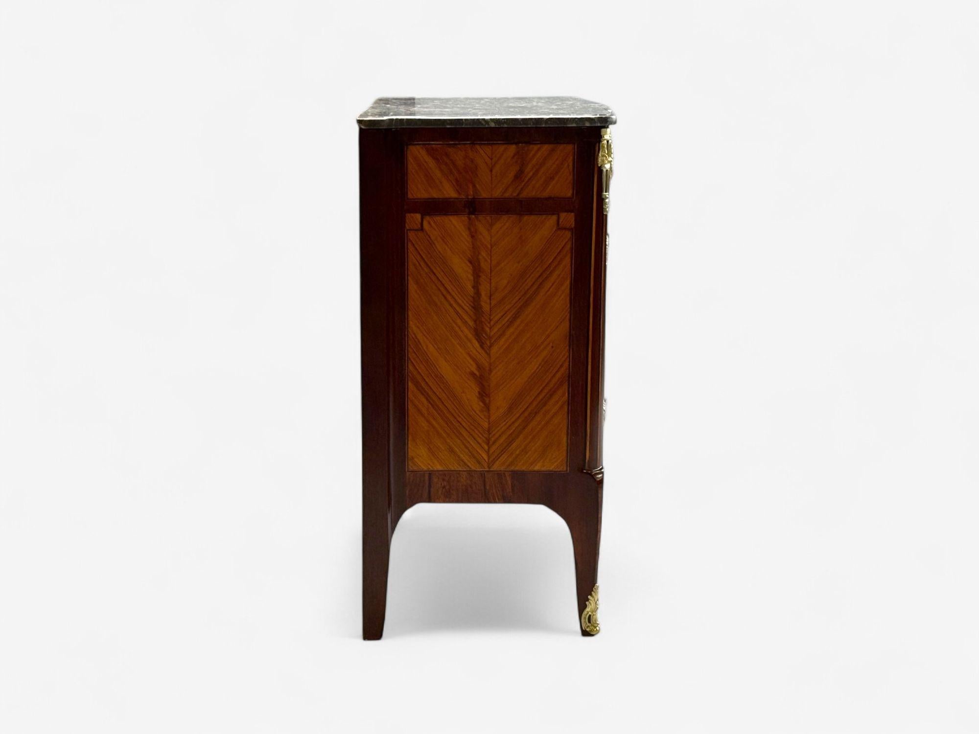 Commode in stile Luigi XVI, mogano, marmo, bronzo, Francia, XIX secolo. in vendita 6
