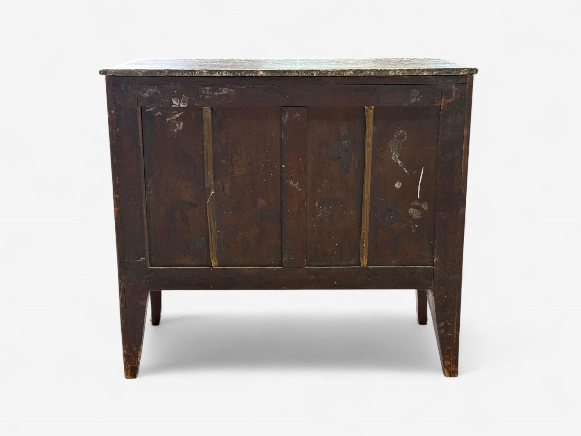 Commode in stile Luigi XVI, mogano, marmo, bronzo, Francia, XIX secolo. in vendita 8