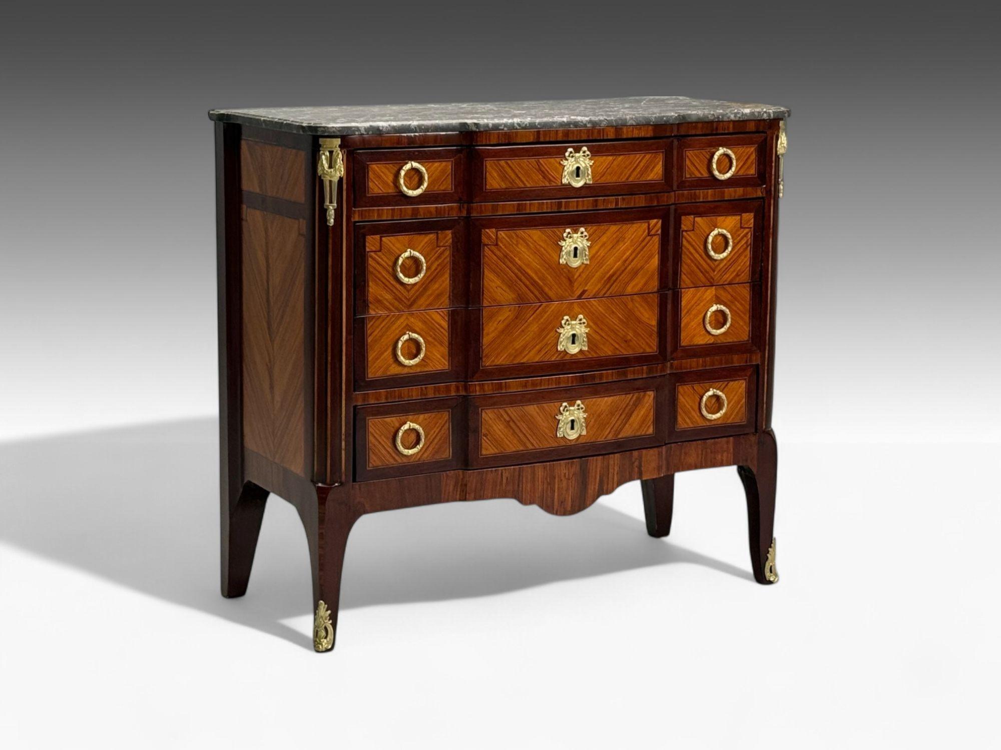 Stile Luigi XVI, Mogano, Marmo, Bronzo, Commode, Cassettiera,  Francia, XIX secolo.

Uno splendido comodino a quattro cassetti. Ha un fronte composto da due cassetti più piccoli che affiancano due grandi cassetti centrali, tutti finemente