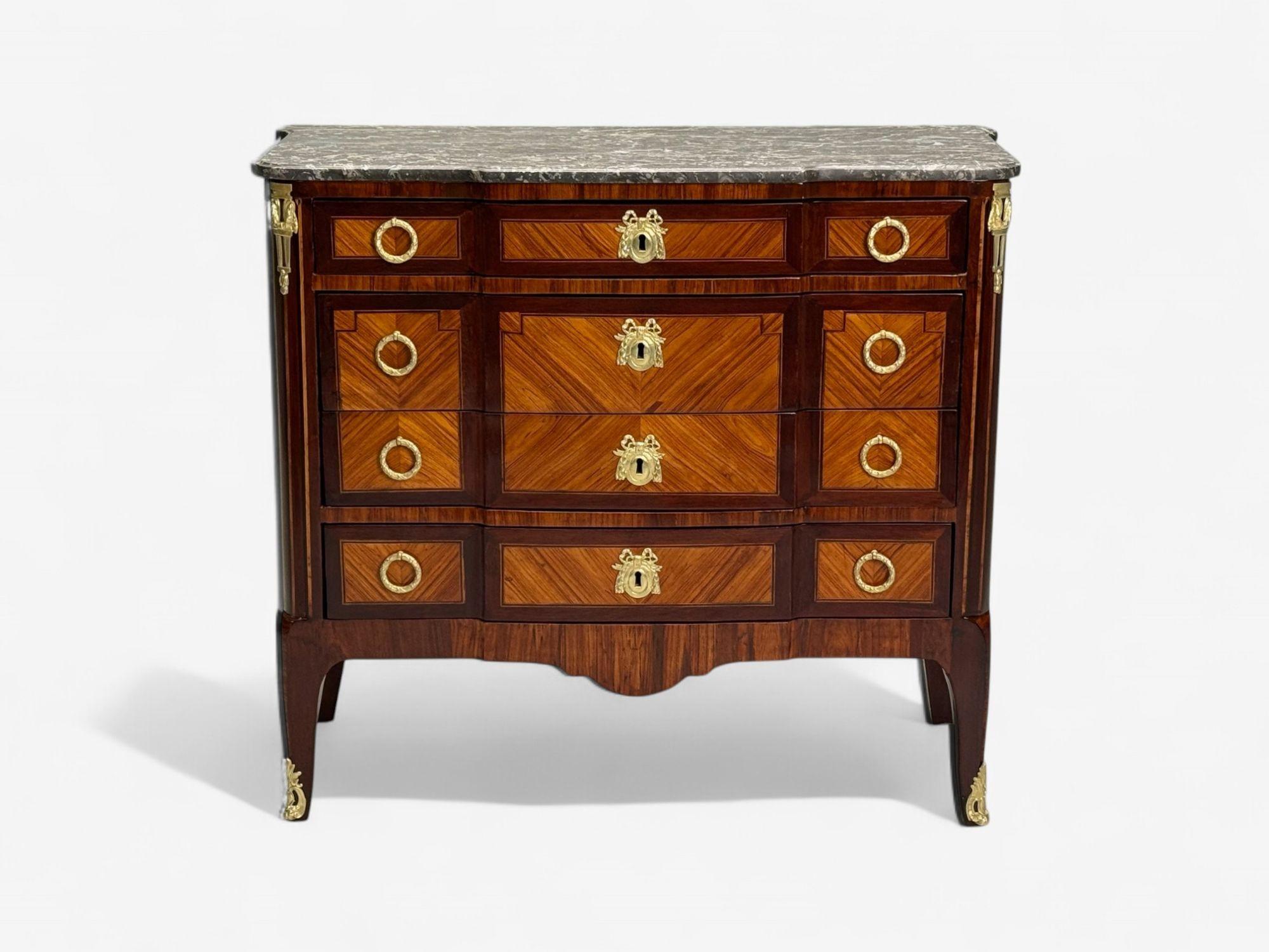 Francese Commode in stile Luigi XVI, mogano, marmo, bronzo, Francia, XIX secolo. in vendita