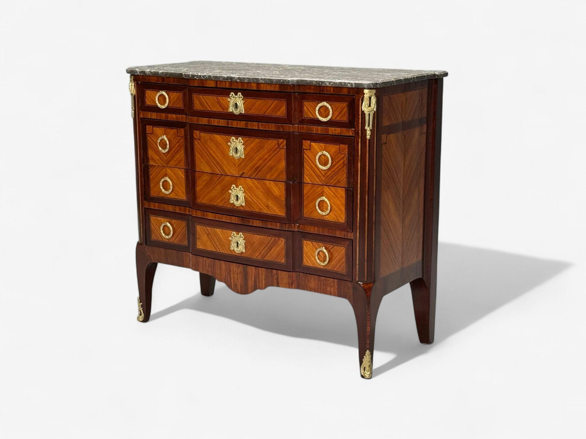 Commode in stile Luigi XVI, mogano, marmo, bronzo, Francia, XIX secolo. In condizioni buone in vendita a Manhasset, NY