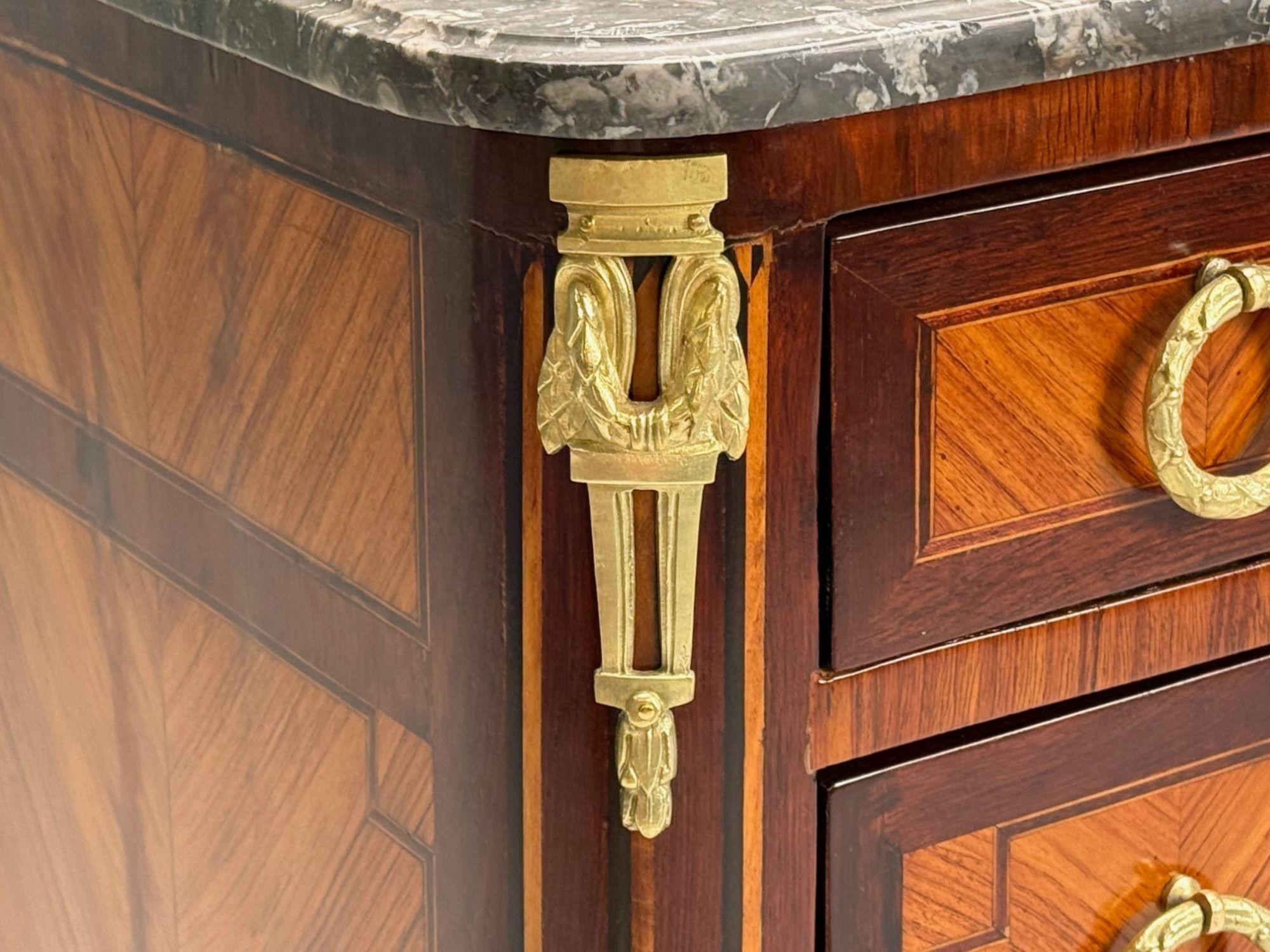 Bronzo Commode in stile Luigi XVI, mogano, marmo, bronzo, Francia, XIX secolo. in vendita