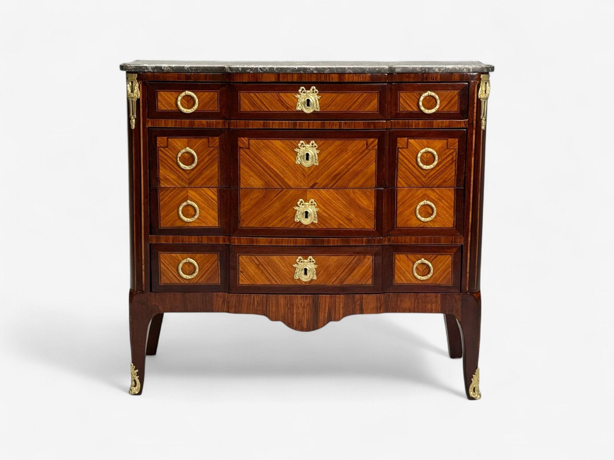 Commode in stile Luigi XVI, mogano, marmo, bronzo, Francia, XIX secolo. in vendita 1