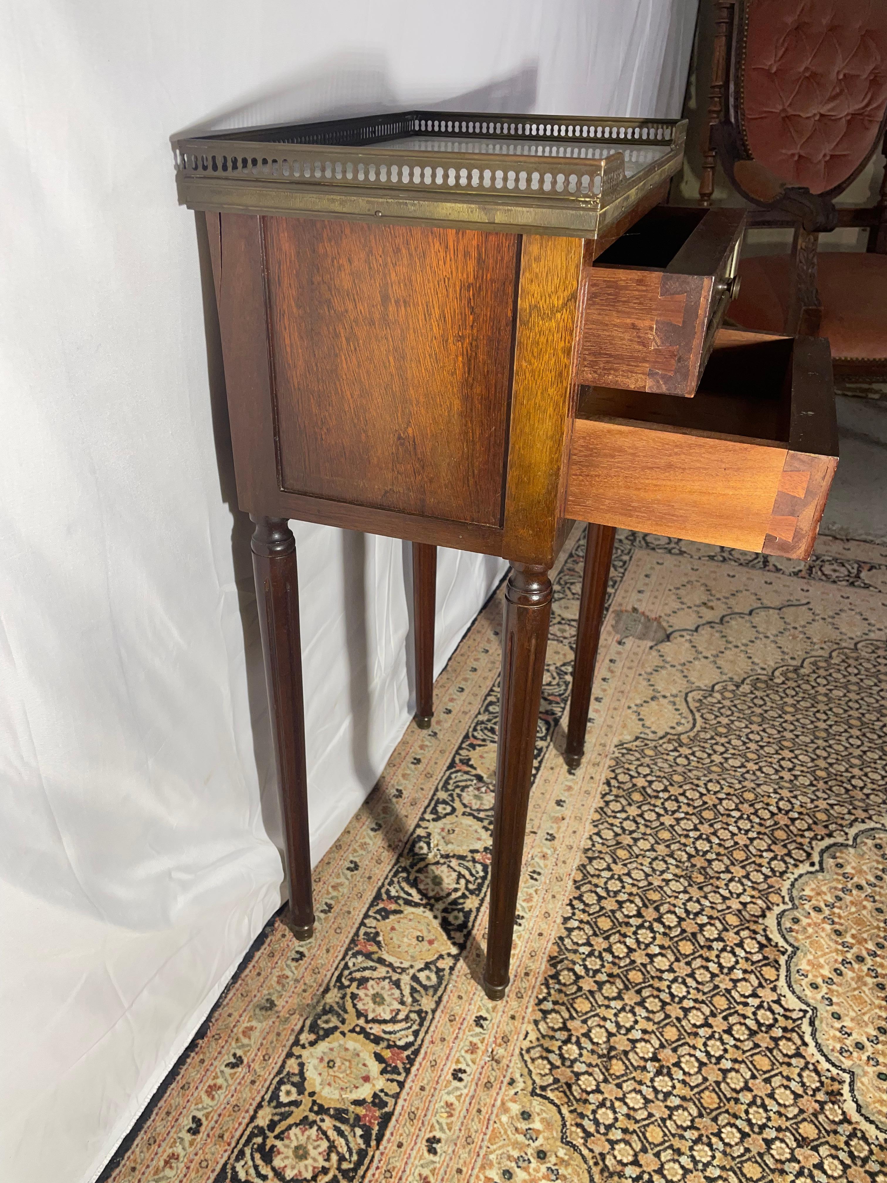 Louis XVI-Style Mahogany Nightstand with Marble Top In Good Condition For Sale In Eindhoven, NL
