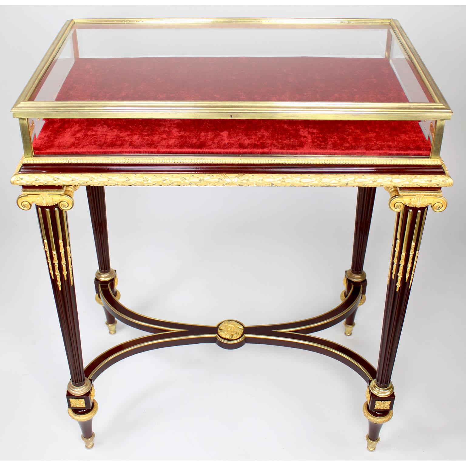 Beiouterie-Vitrine-Tisch im Louis-XVI.-Stil aus Mahagoni und Goldbronze mit Bijouterie-Montierung -Henri Dasson (Louis XVI.) im Angebot