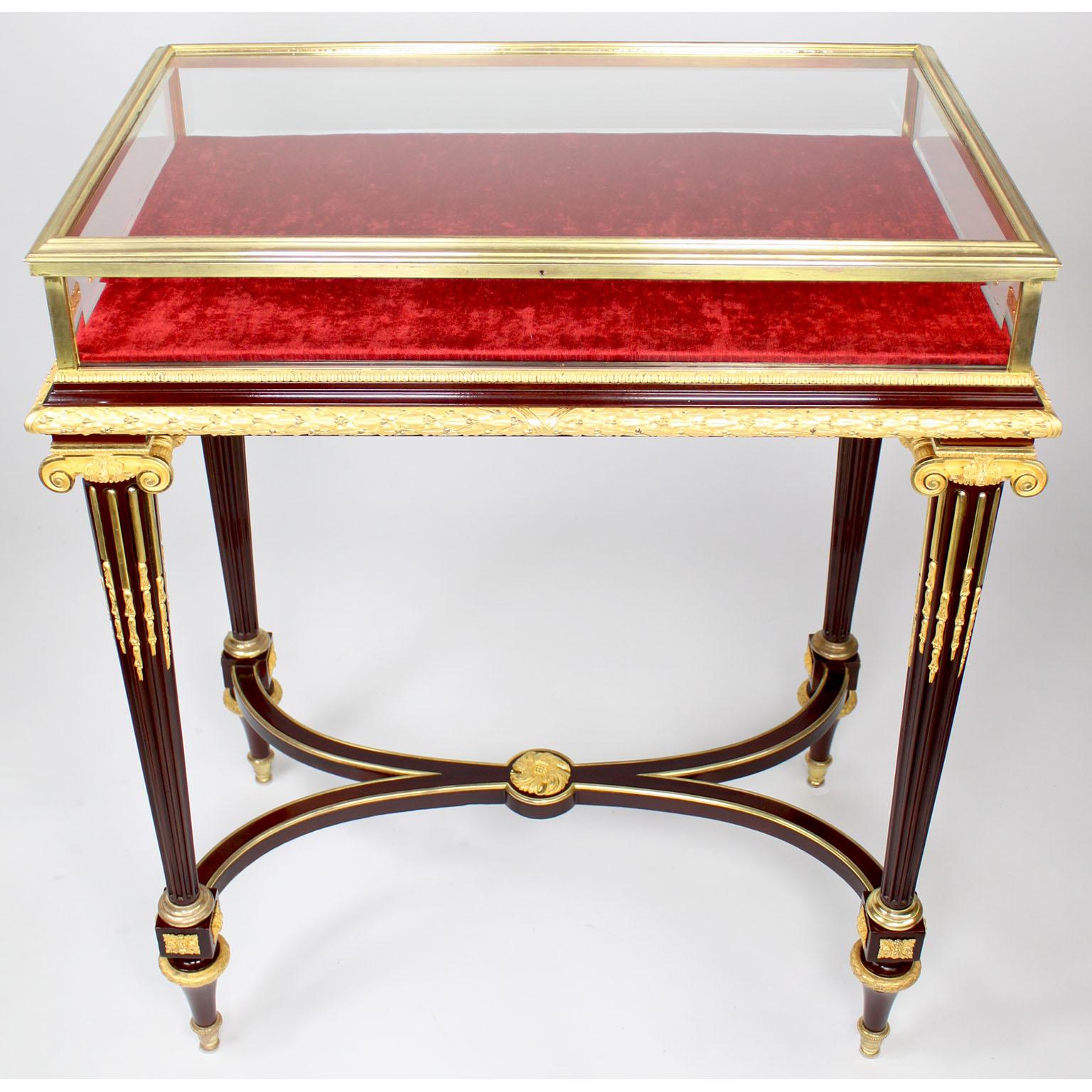 Français Table de Vitrine Bijouterie de Style Louis XVI montée en Acajou et Ormolu -Henri Dasson en vente