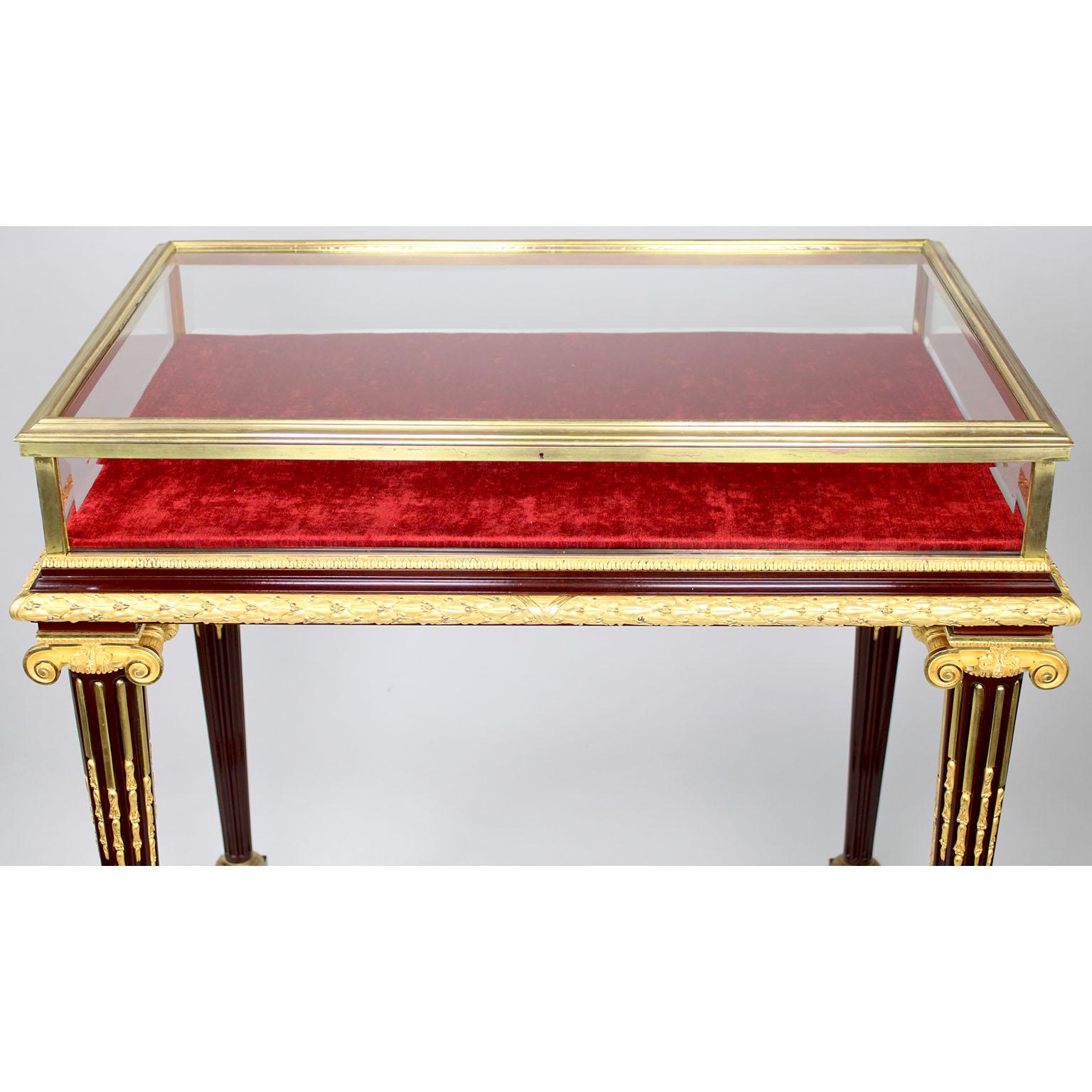 XIXe siècle Table de Vitrine Bijouterie de Style Louis XVI montée en Acajou et Ormolu -Henri Dasson en vente