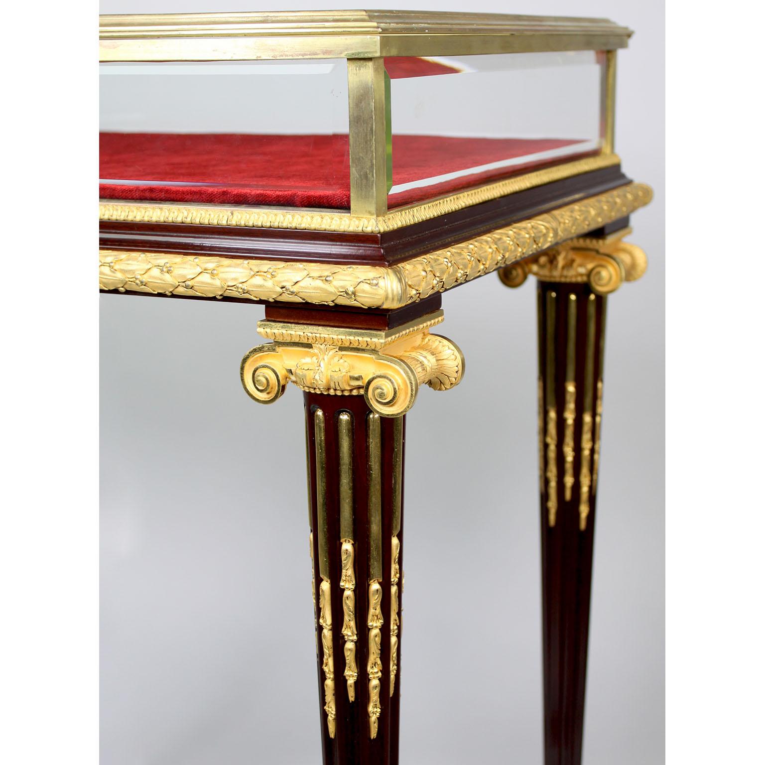 Beiouterie-Vitrine-Tisch im Louis-XVI.-Stil aus Mahagoni und Goldbronze mit Bijouterie-Montierung -Henri Dasson (Bronze) im Angebot