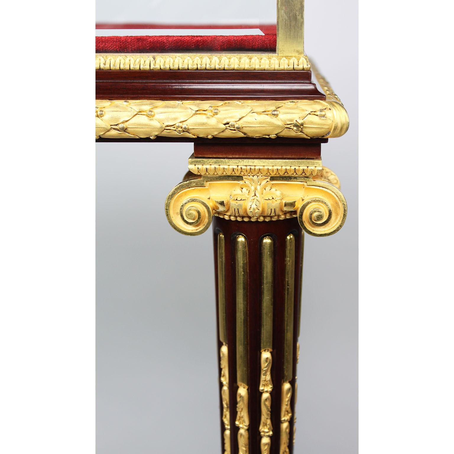 Beiouterie-Vitrine-Tisch im Louis-XVI.-Stil aus Mahagoni und Goldbronze mit Bijouterie-Montierung -Henri Dasson im Angebot 1