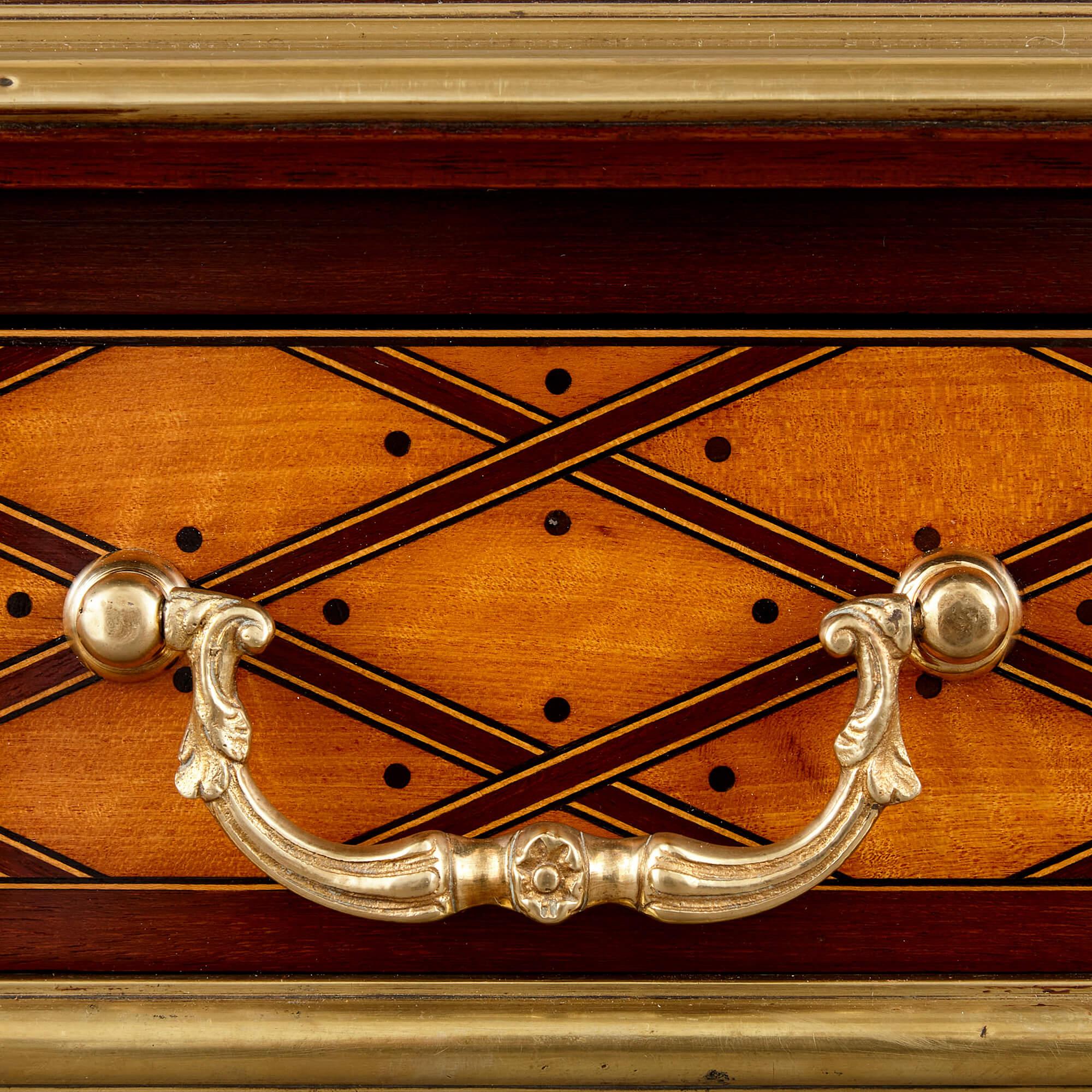Schreibtisch im Louis-XVI-Stil aus Mahagoni, Seidenholz, Ebenholz und Goldbronze von D. Ross (Englisch) im Angebot