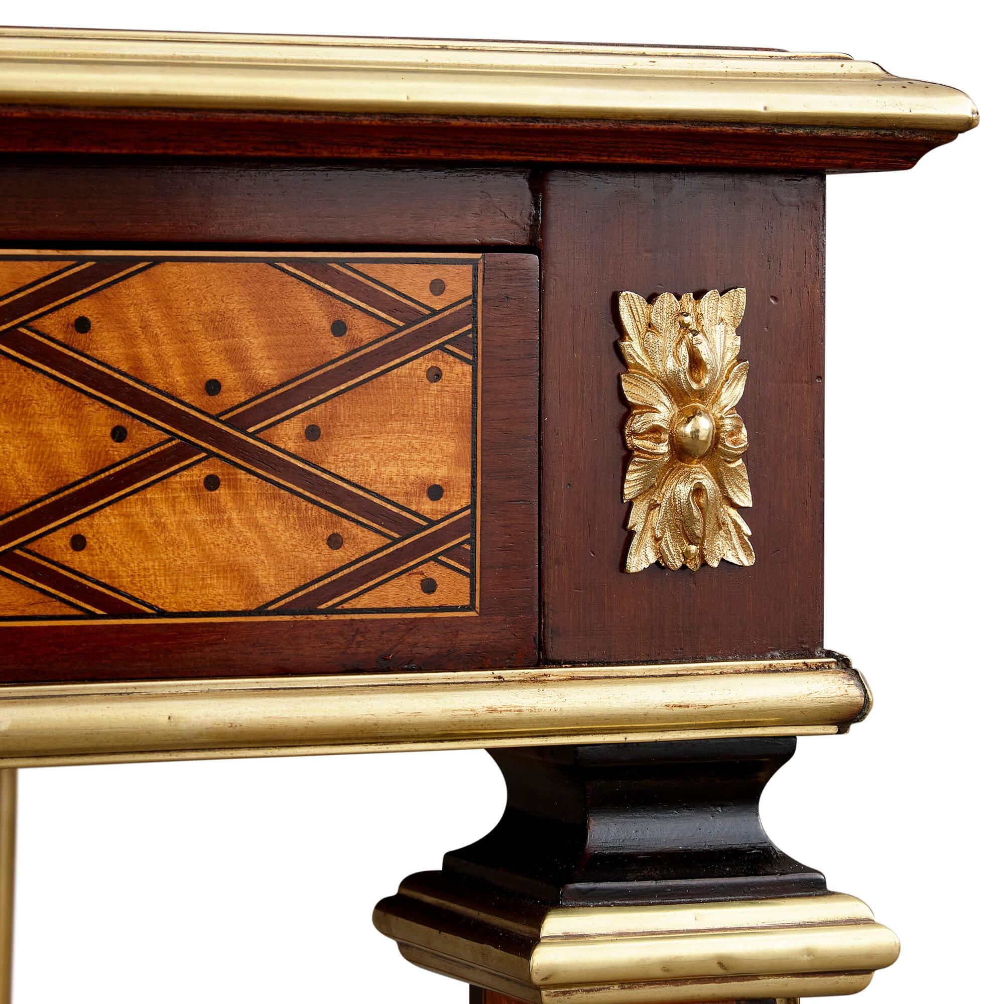 XIXe siècle Bureau de style Louis XVI en acajou, bois de satin, ébène et bronze doré par D. Ross en vente