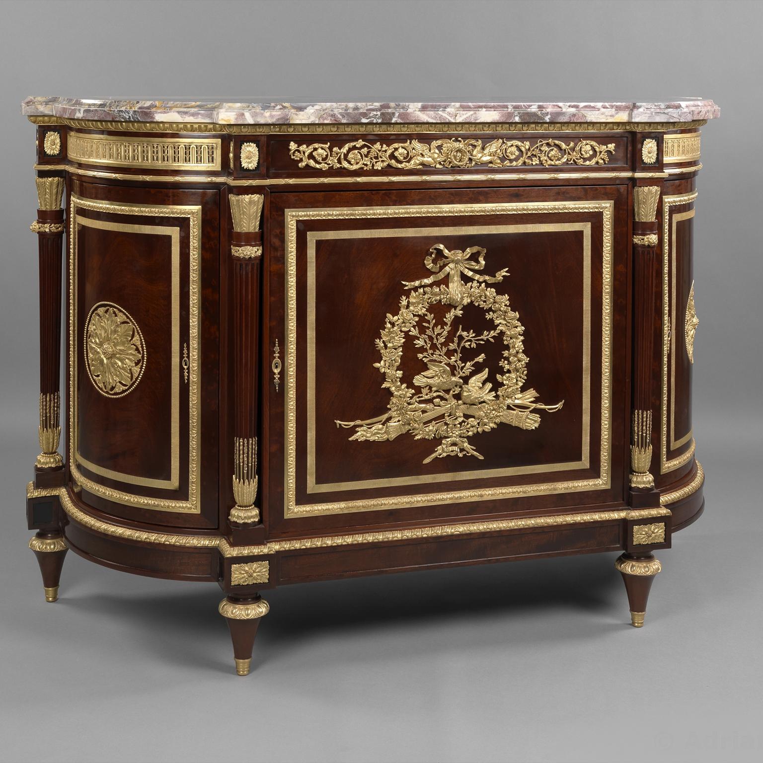 Très beau meuble d'appoint en acajou monté en bronze doré, de style Louis XVI, avec un plateau en marbre Brèche Violette, par Henry Dasson.

Estampillé sur le dessus de la carcasse 