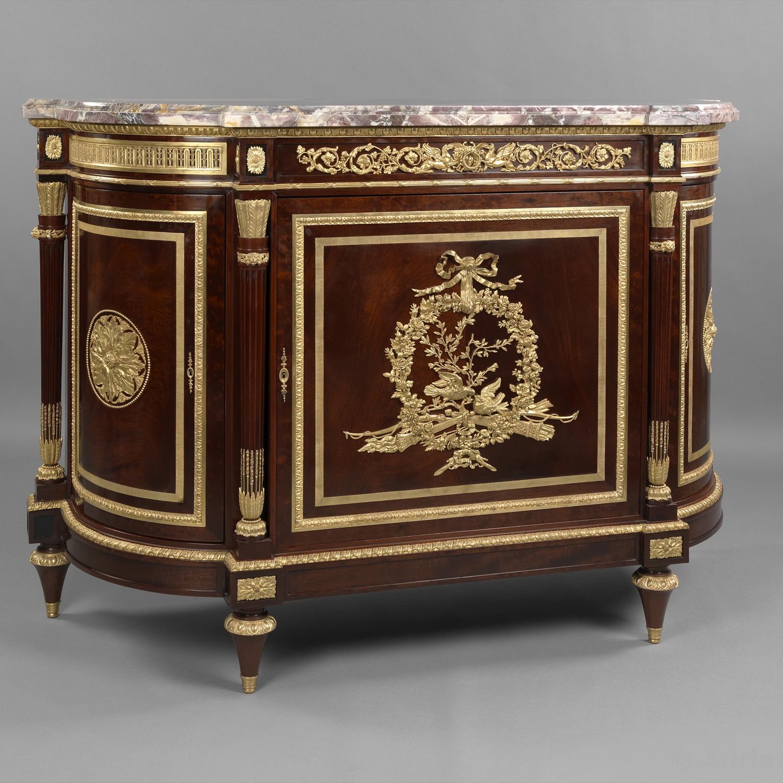 Ein sehr schöner, in vergoldeter Bronze gefasster Mahagoni-Beistellschrank im Louis XVI-Stil mit einer Platte aus Brèche Violette-Marmor von Henry Dasson.

Auf der Oberseite des Korpus gestempelt 