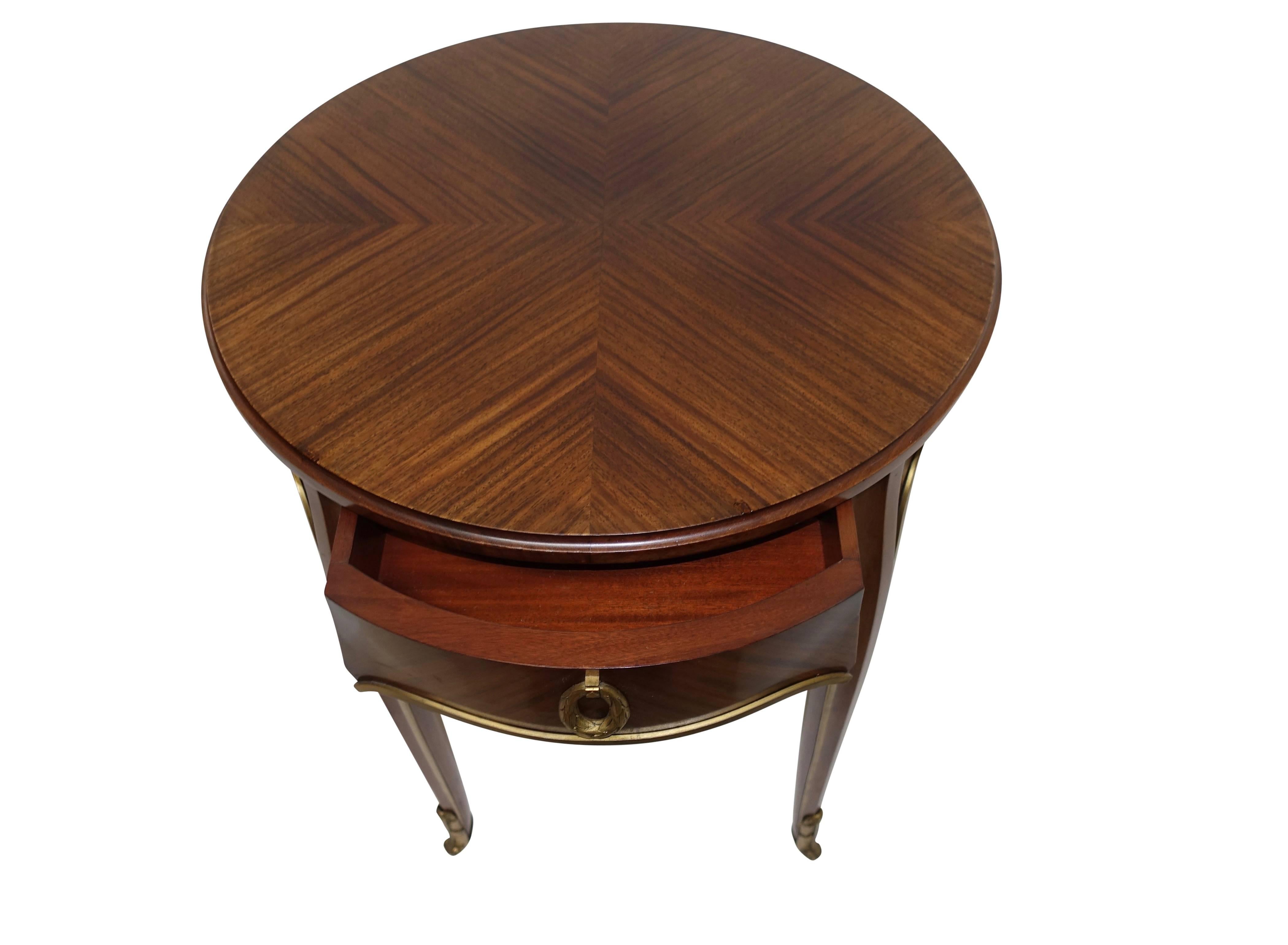 Acajou Table d'appoint à tiroir en acajou de style Louis XVI, France Début du 20e siècle en vente