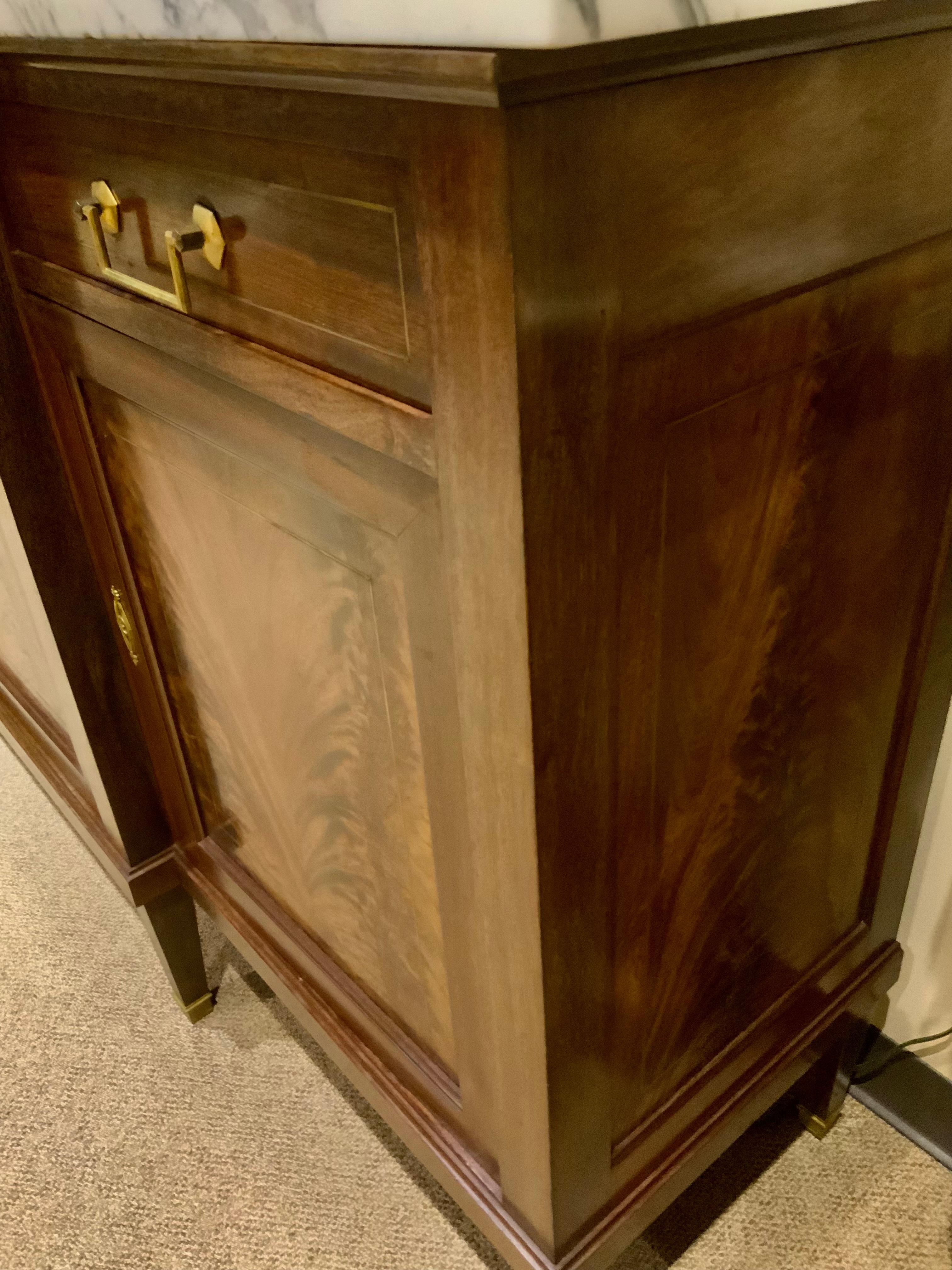Louis  XVI-Style mahogany sideboard/buffet with white marble top In Excellent Condition In Houston, TX