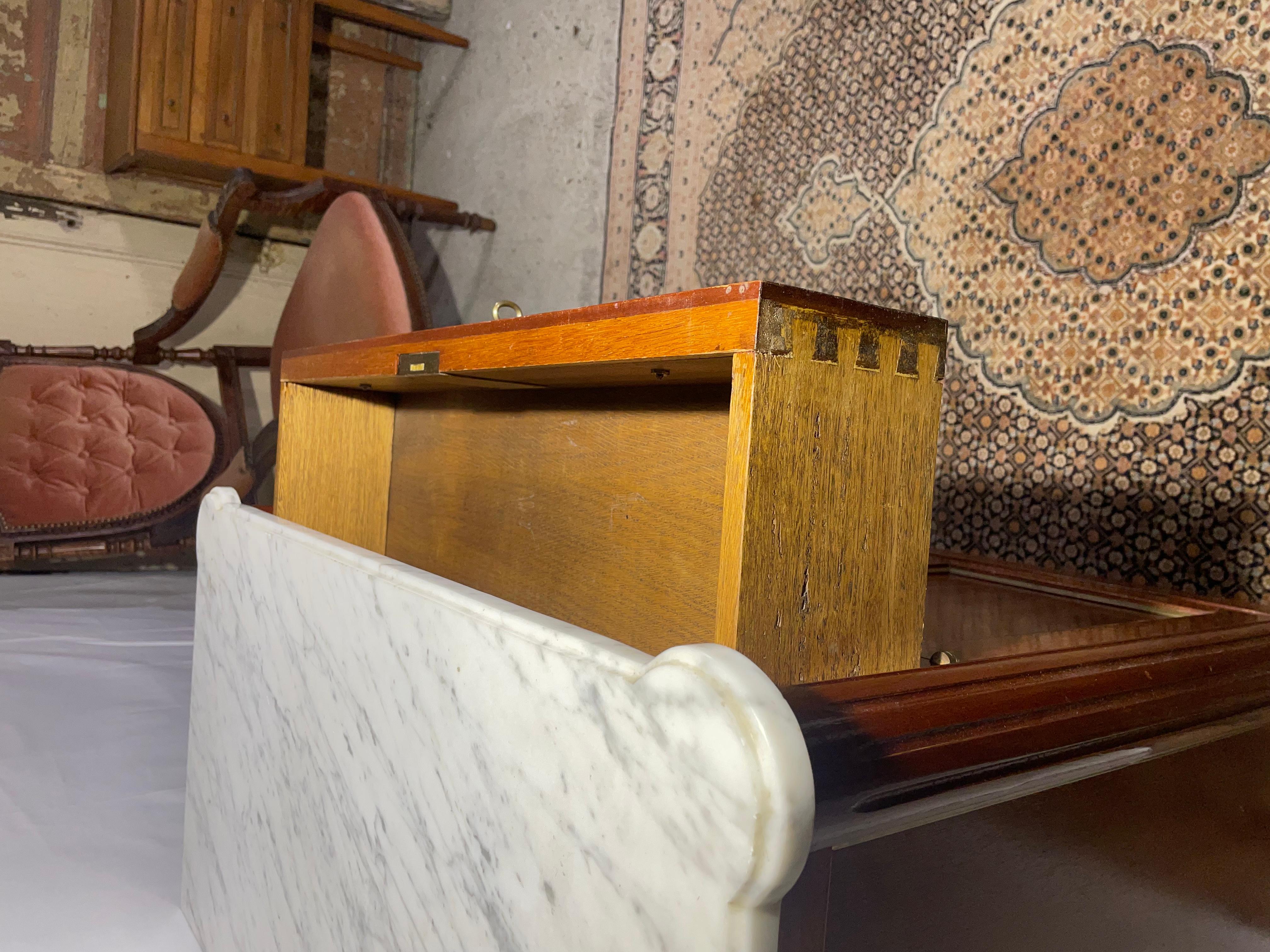 Buffet de style Louis XVI avec plateau en marbre Bon état - En vente à Eindhoven, NL