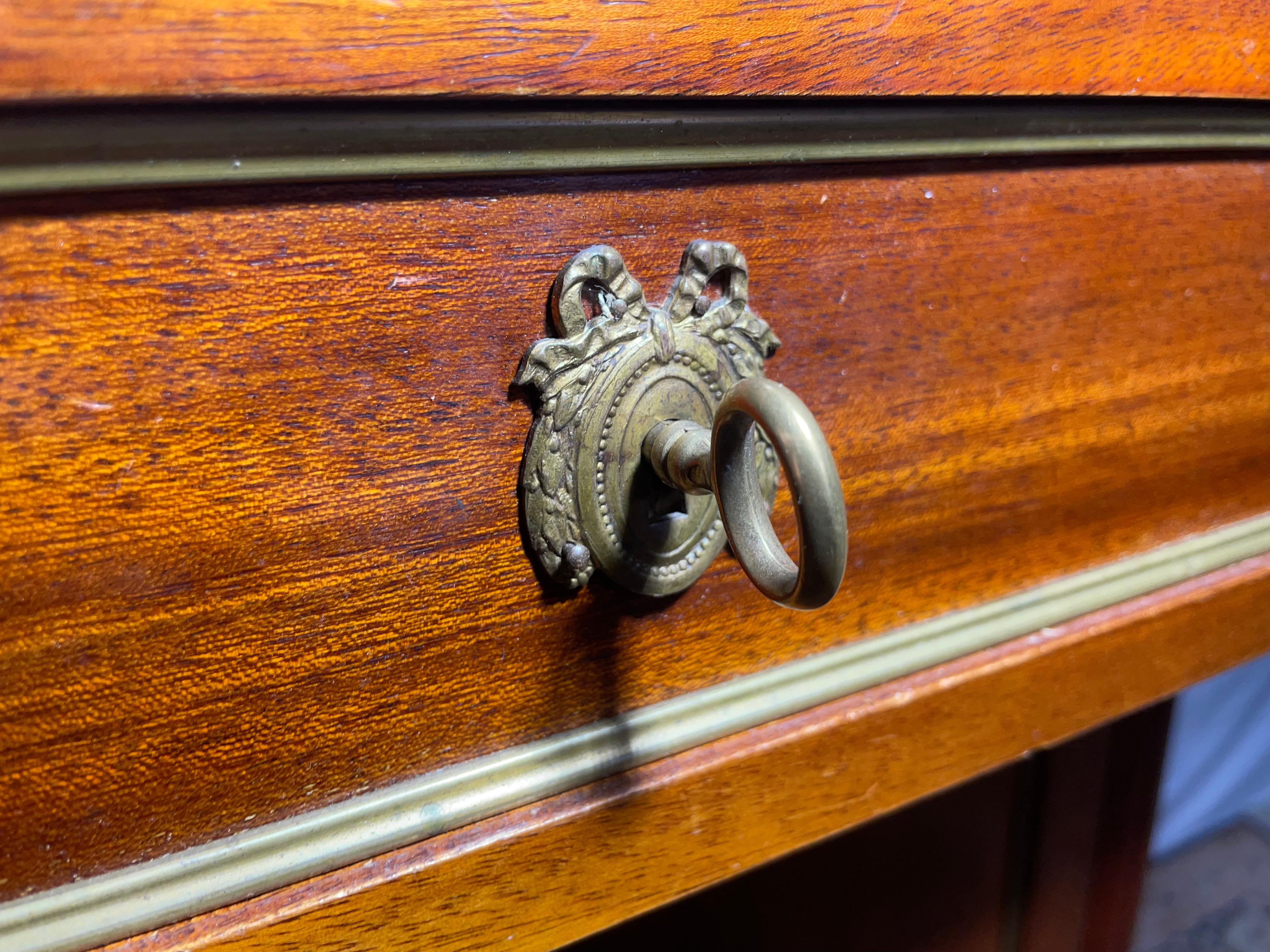 20ième siècle Buffet de style Louis XVI avec plateau en marbre en vente
