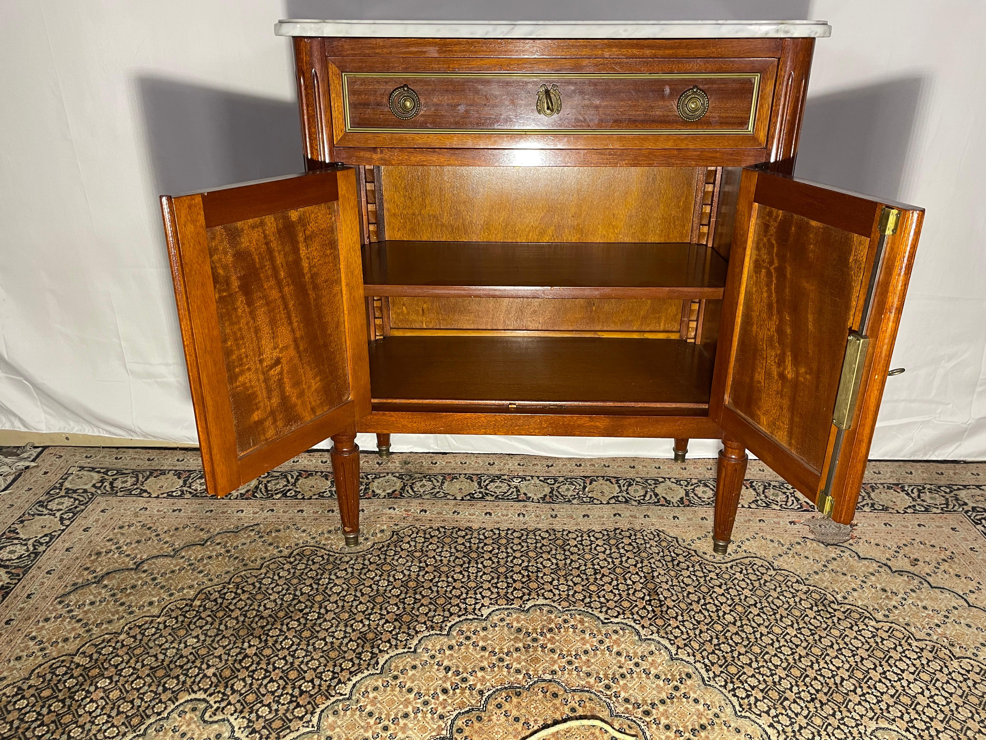 Laiton Buffet de style Louis XVI avec plateau en marbre en vente