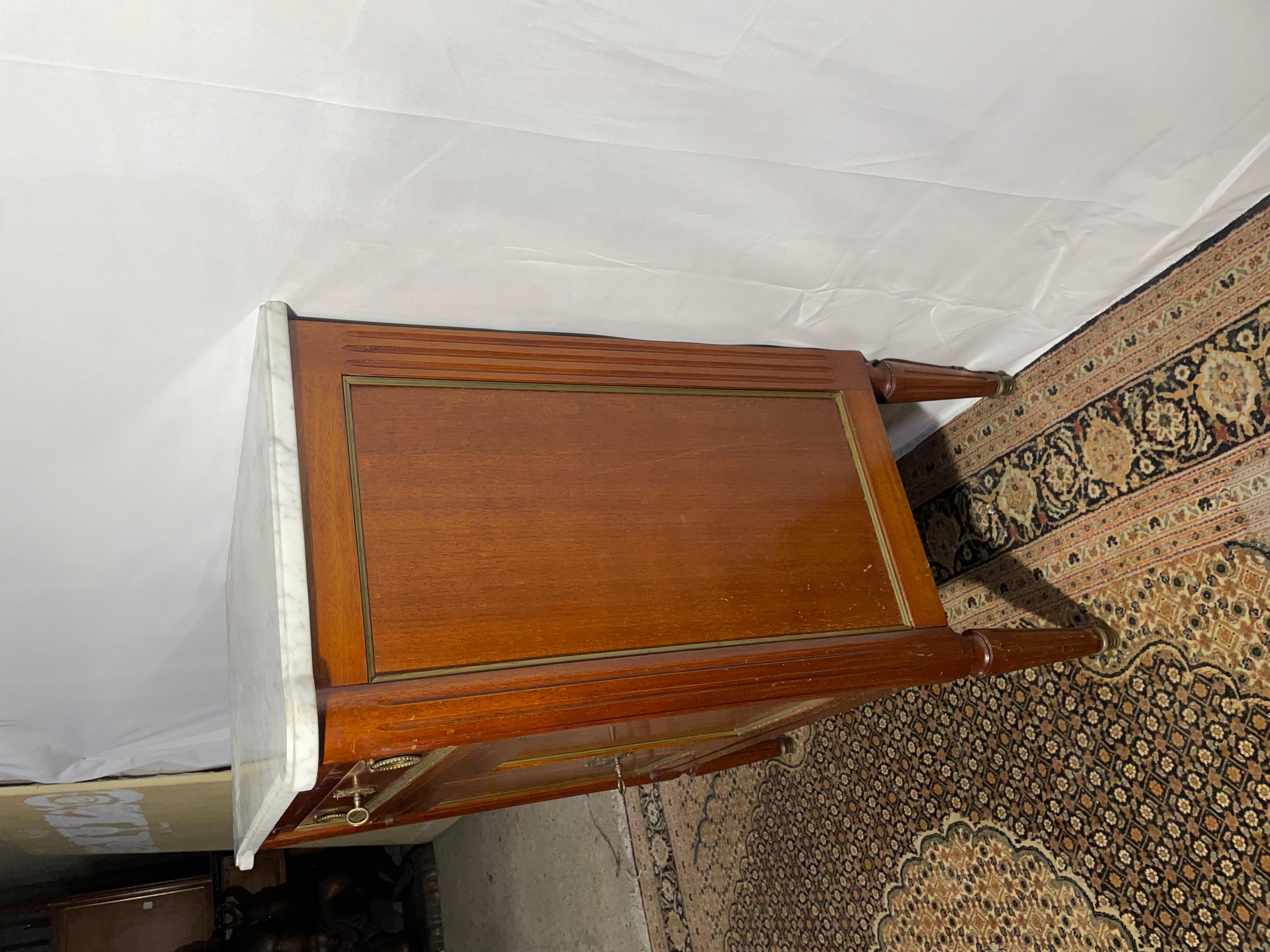 Buffet de style Louis XVI avec plateau en marbre en vente 1