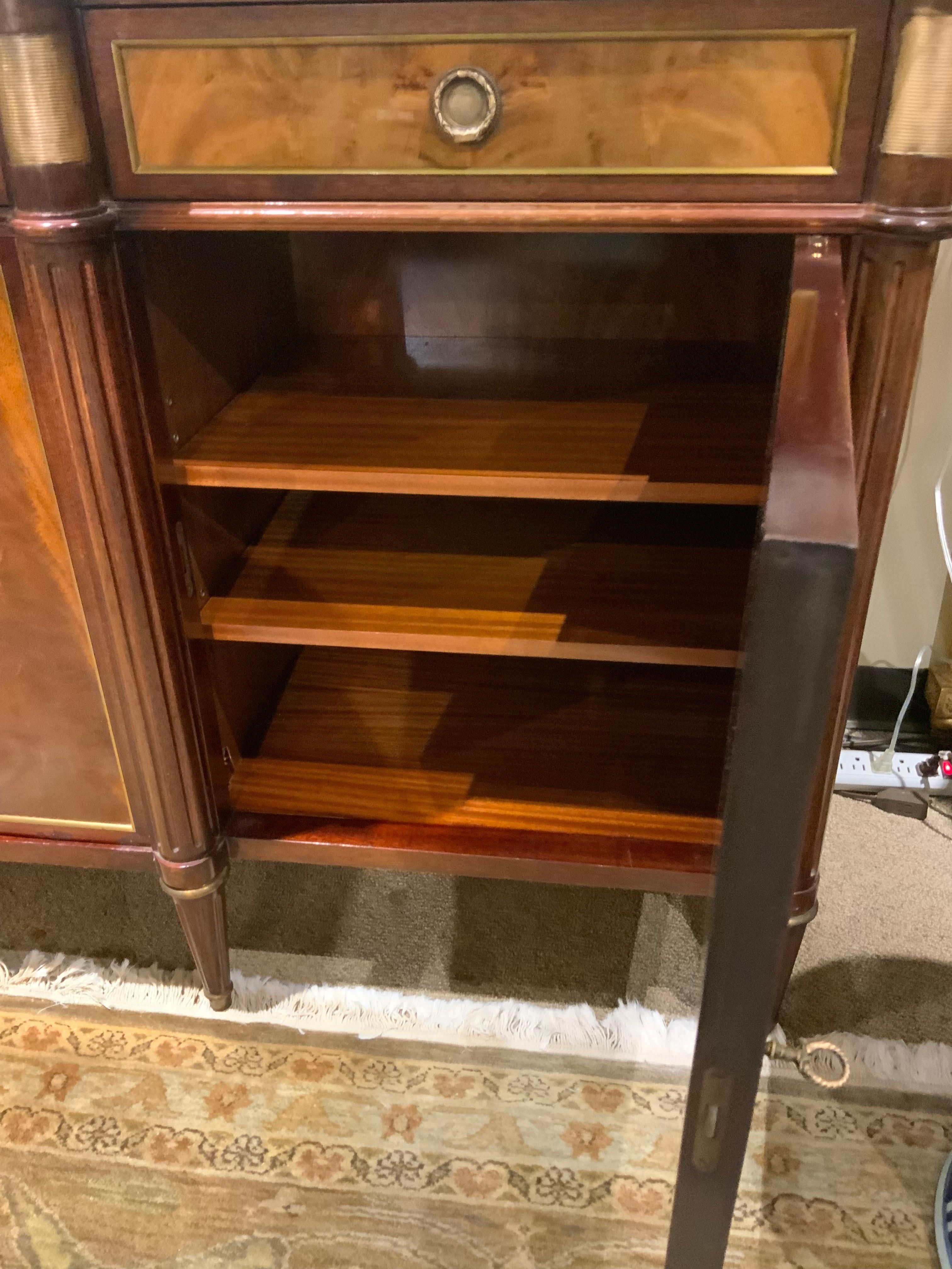 Buffet de style Louis XVI avec plateau en marbre blanc en vente 3