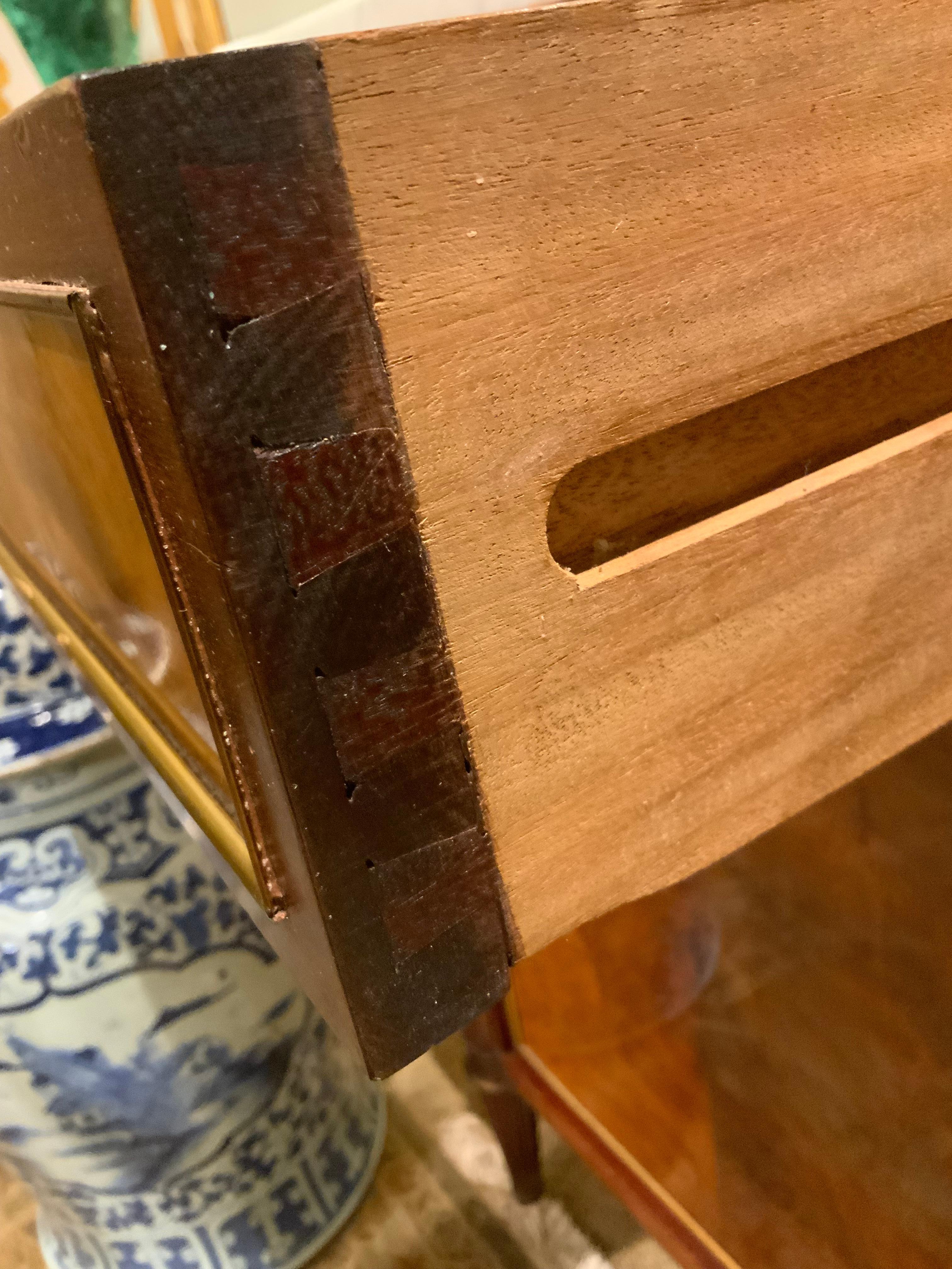 Buffet de style Louis XVI avec plateau en marbre blanc en vente 4