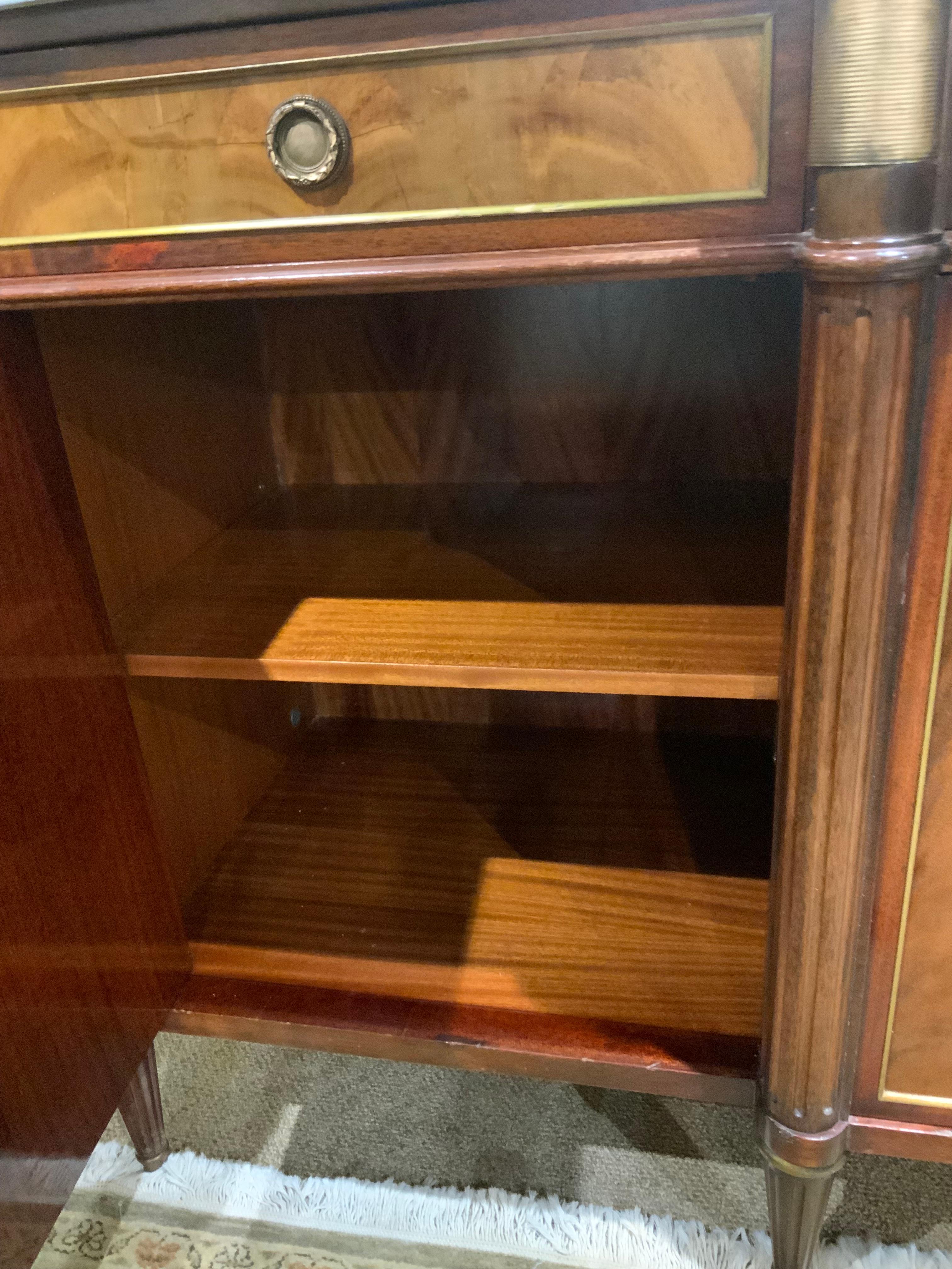 Buffet de style Louis XVI avec plateau en marbre blanc en vente 5