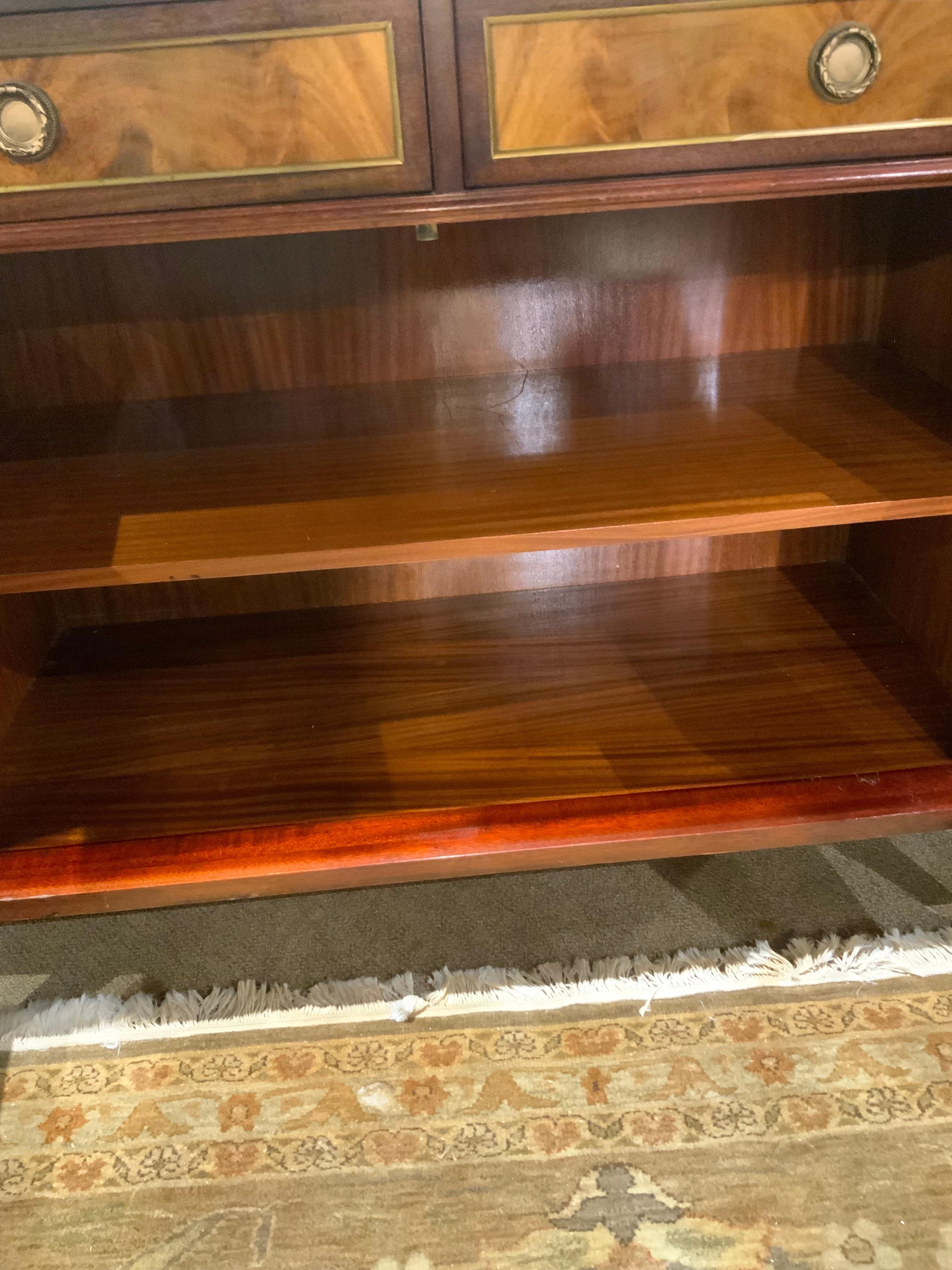 Buffet de style Louis XVI avec plateau en marbre blanc en vente 6