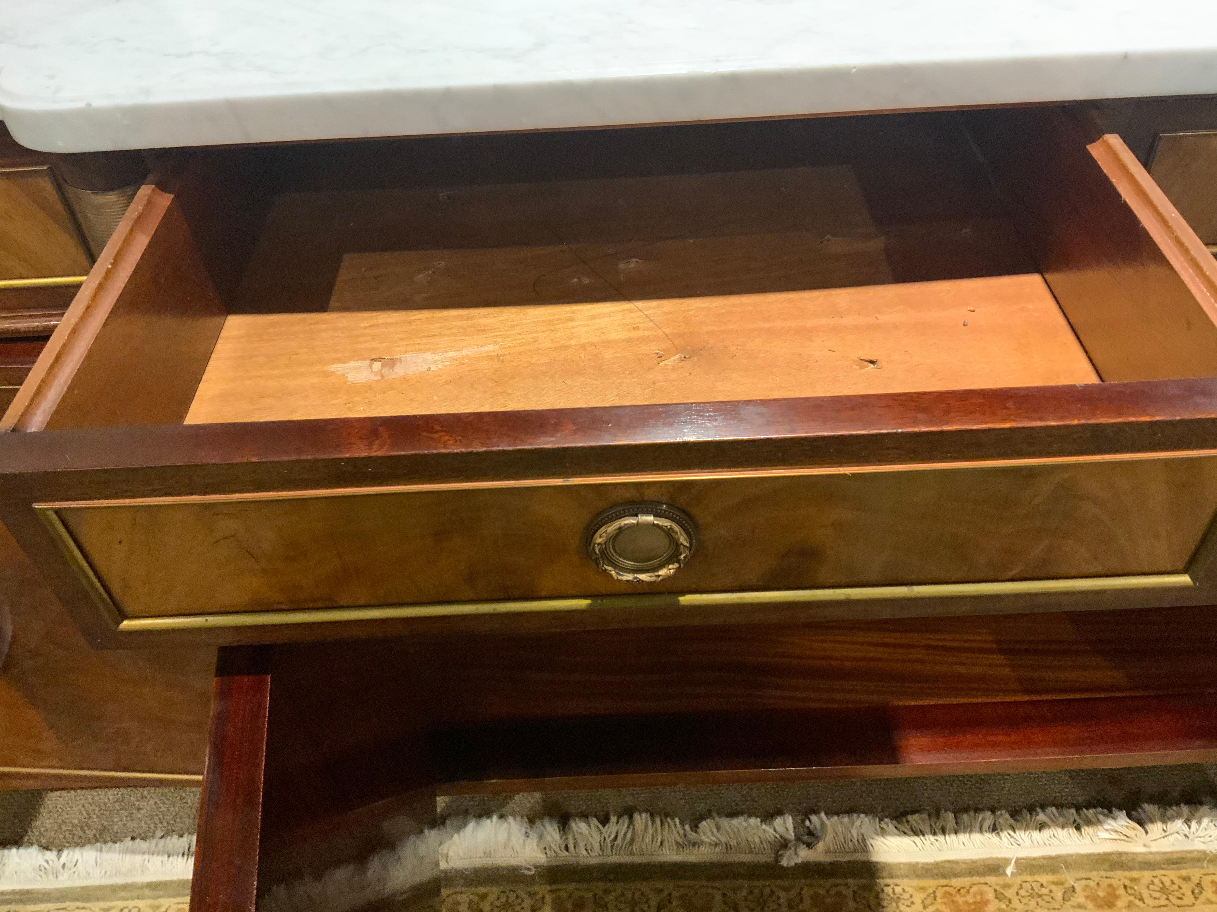Buffet de style Louis XVI avec plateau en marbre blanc en vente 7