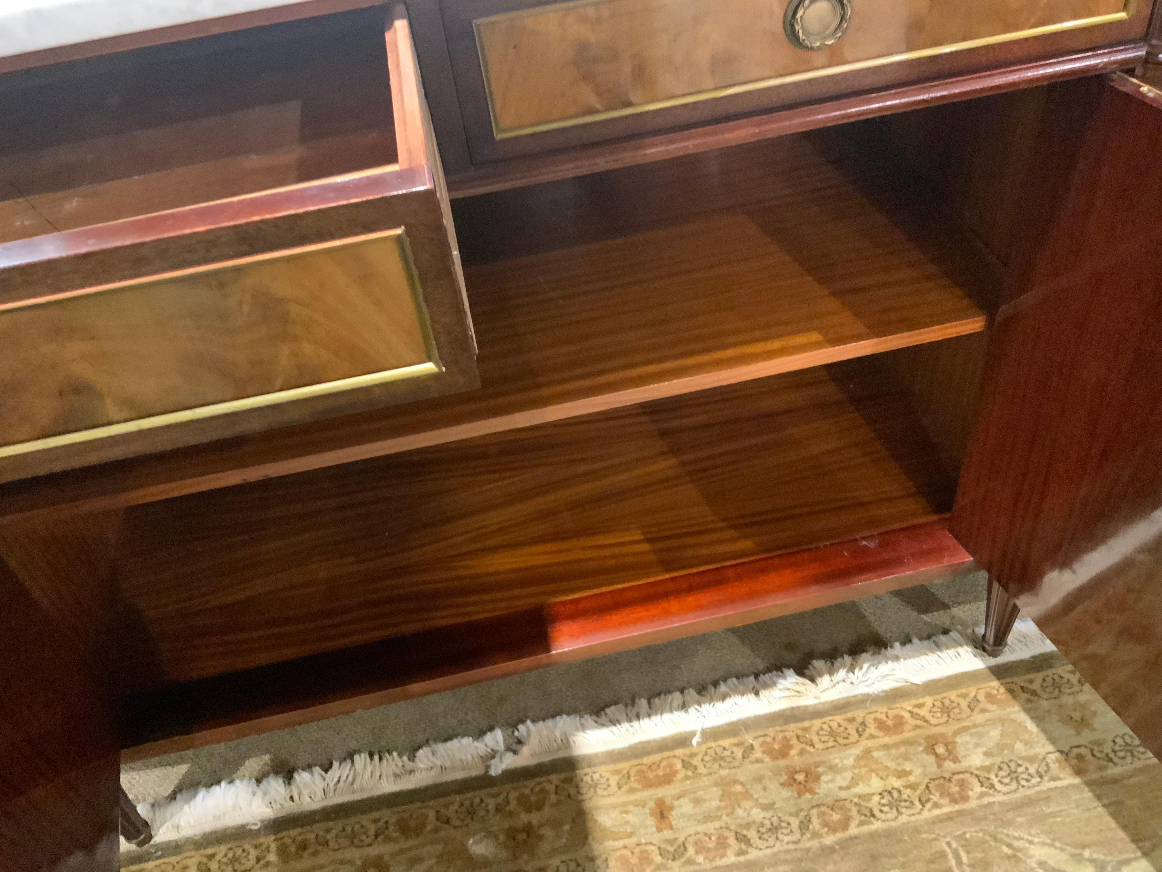 Buffet de style Louis XVI avec plateau en marbre blanc en vente 8