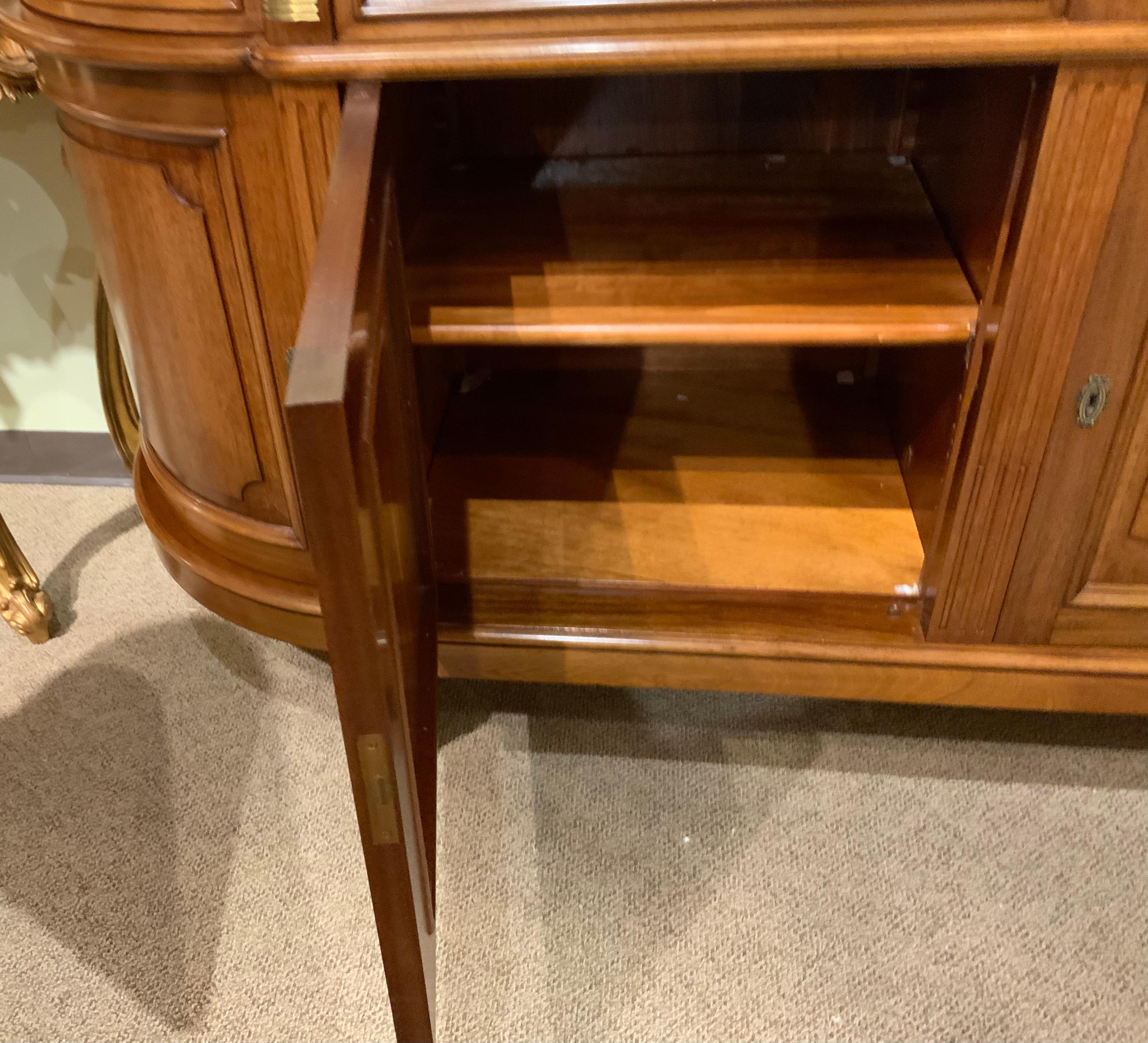 Français Buffet de style Louis XVI, avec plateau en marbre blanc en vente