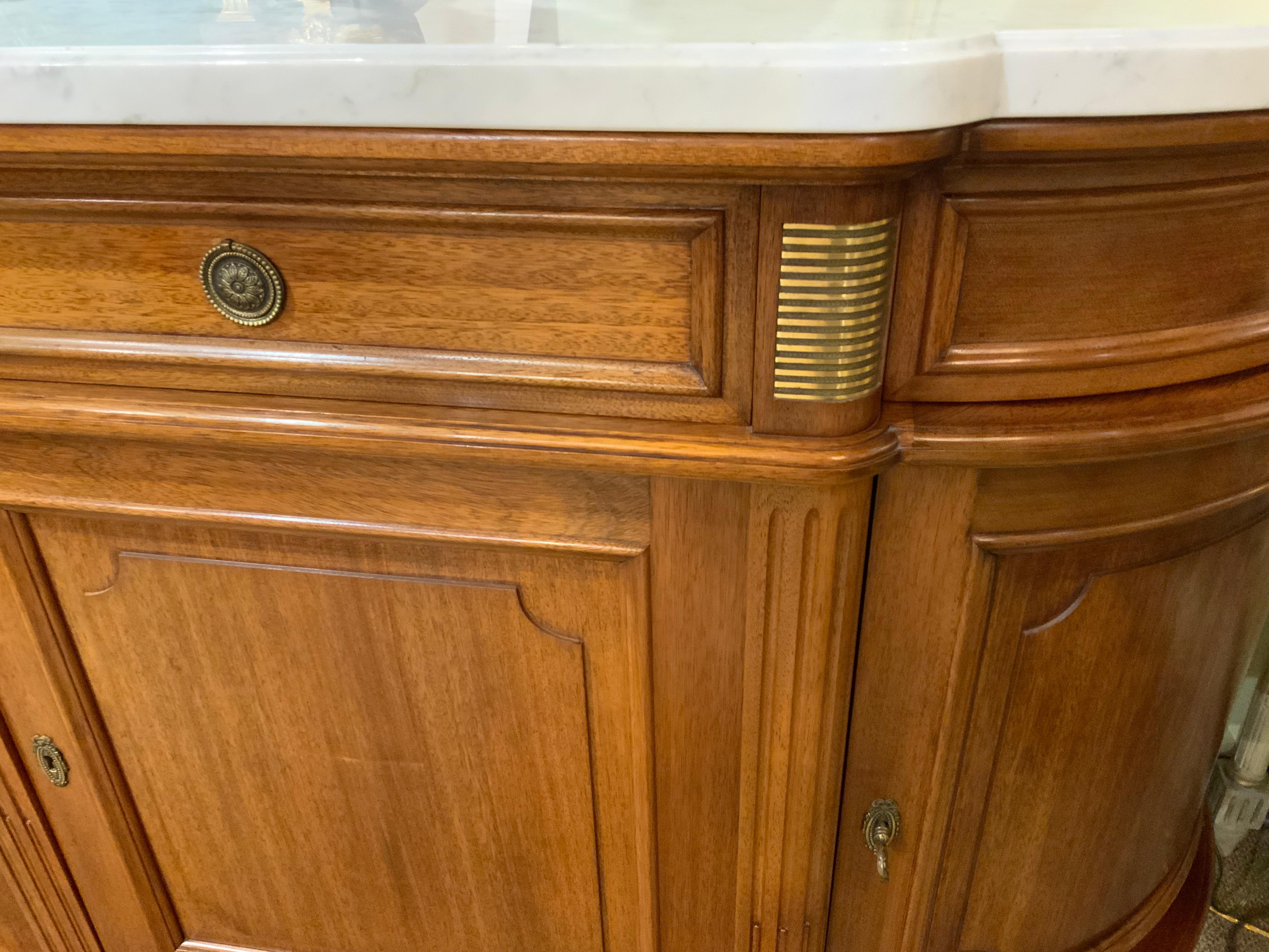 Buffet de style Louis XVI, avec plateau en marbre blanc Excellent état - En vente à Houston, TX