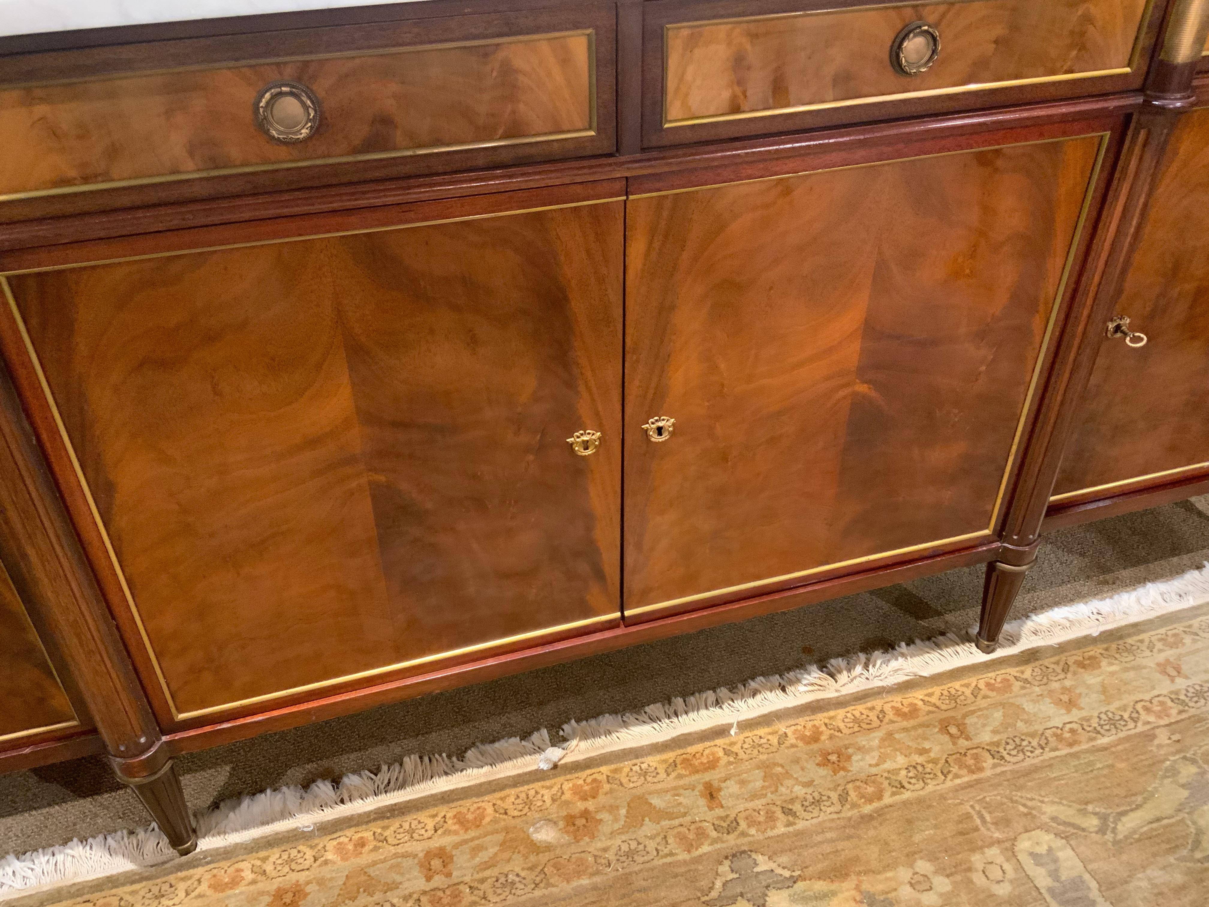 20ième siècle Buffet de style Louis XVI avec plateau en marbre blanc en vente