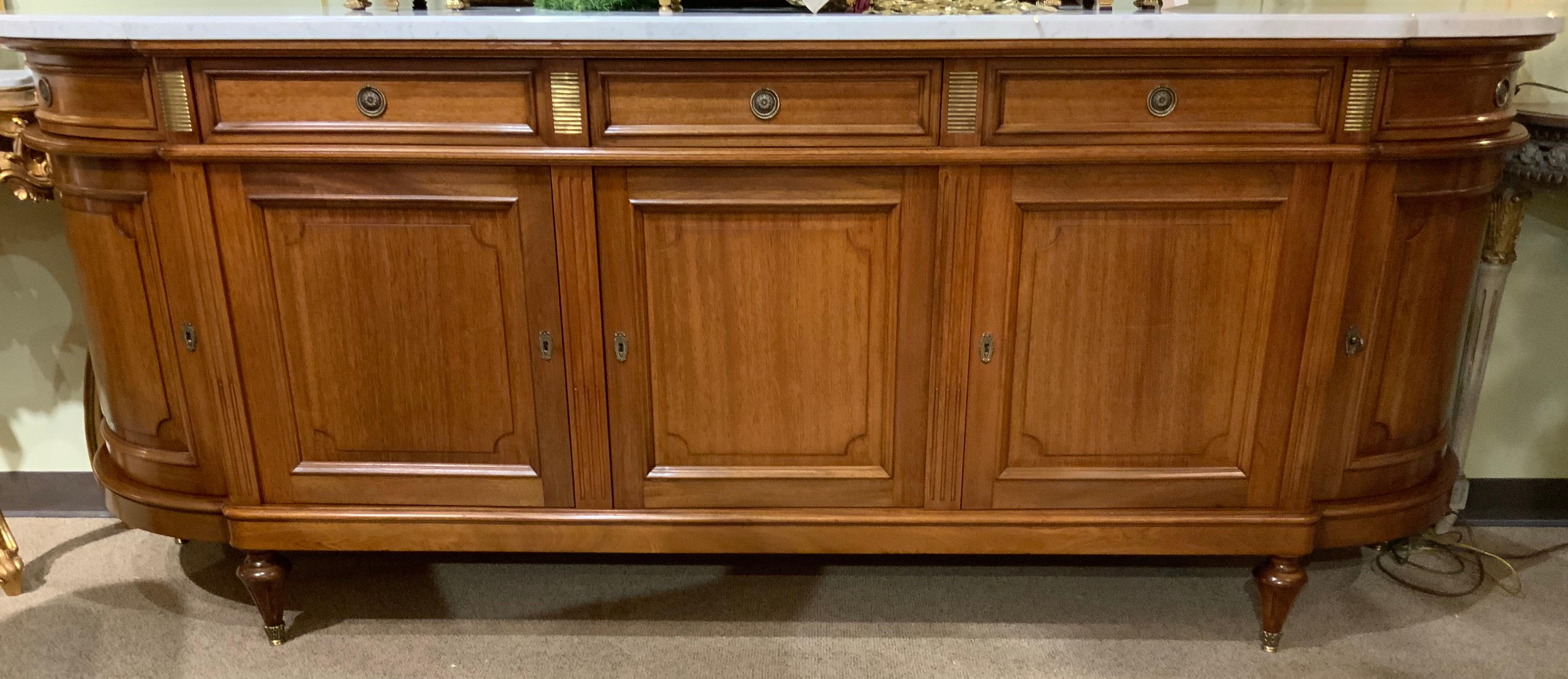 Marbre Buffet de style Louis XVI, avec plateau en marbre blanc en vente