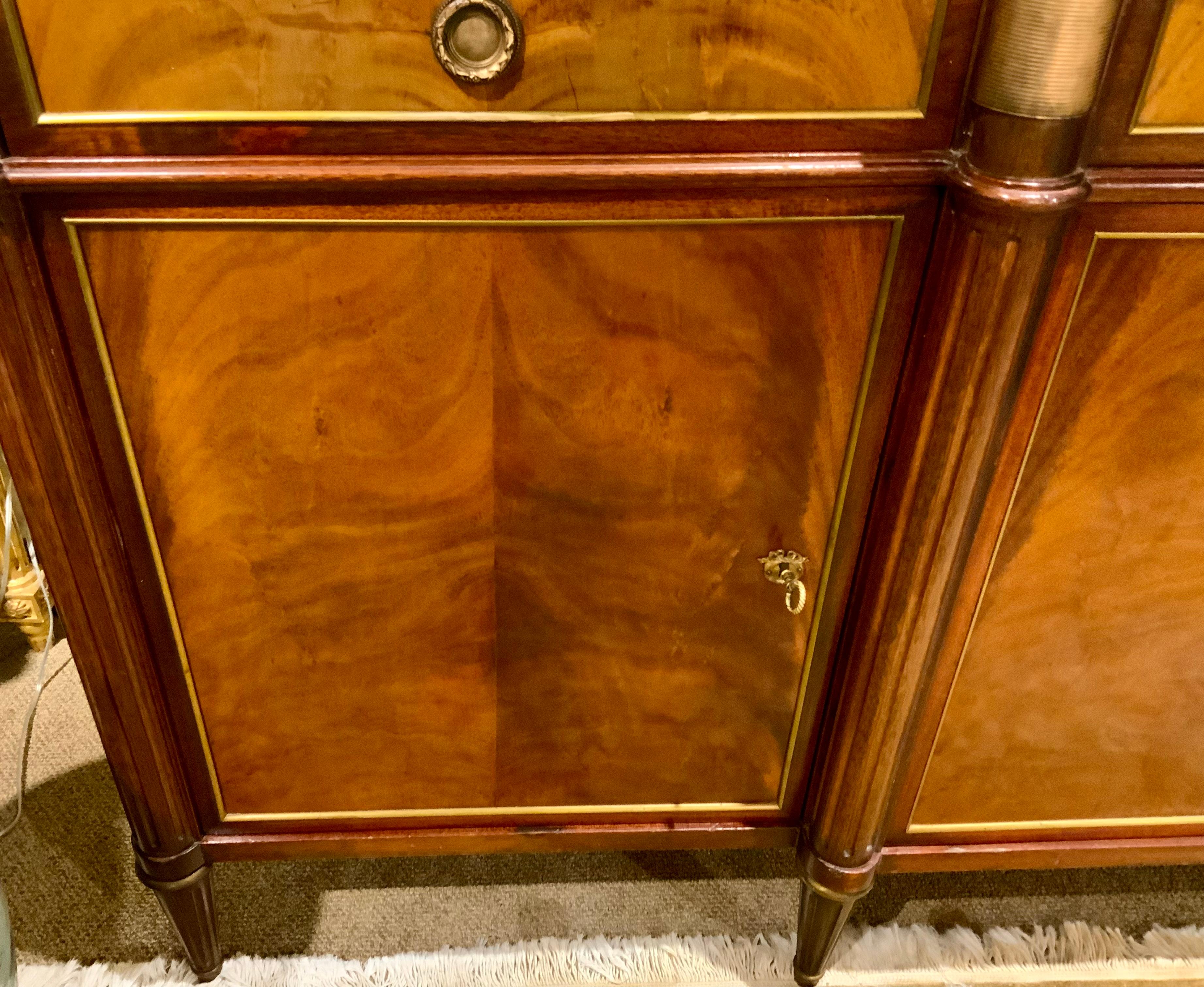 Acajou Buffet de style Louis XVI avec plateau en marbre blanc en vente