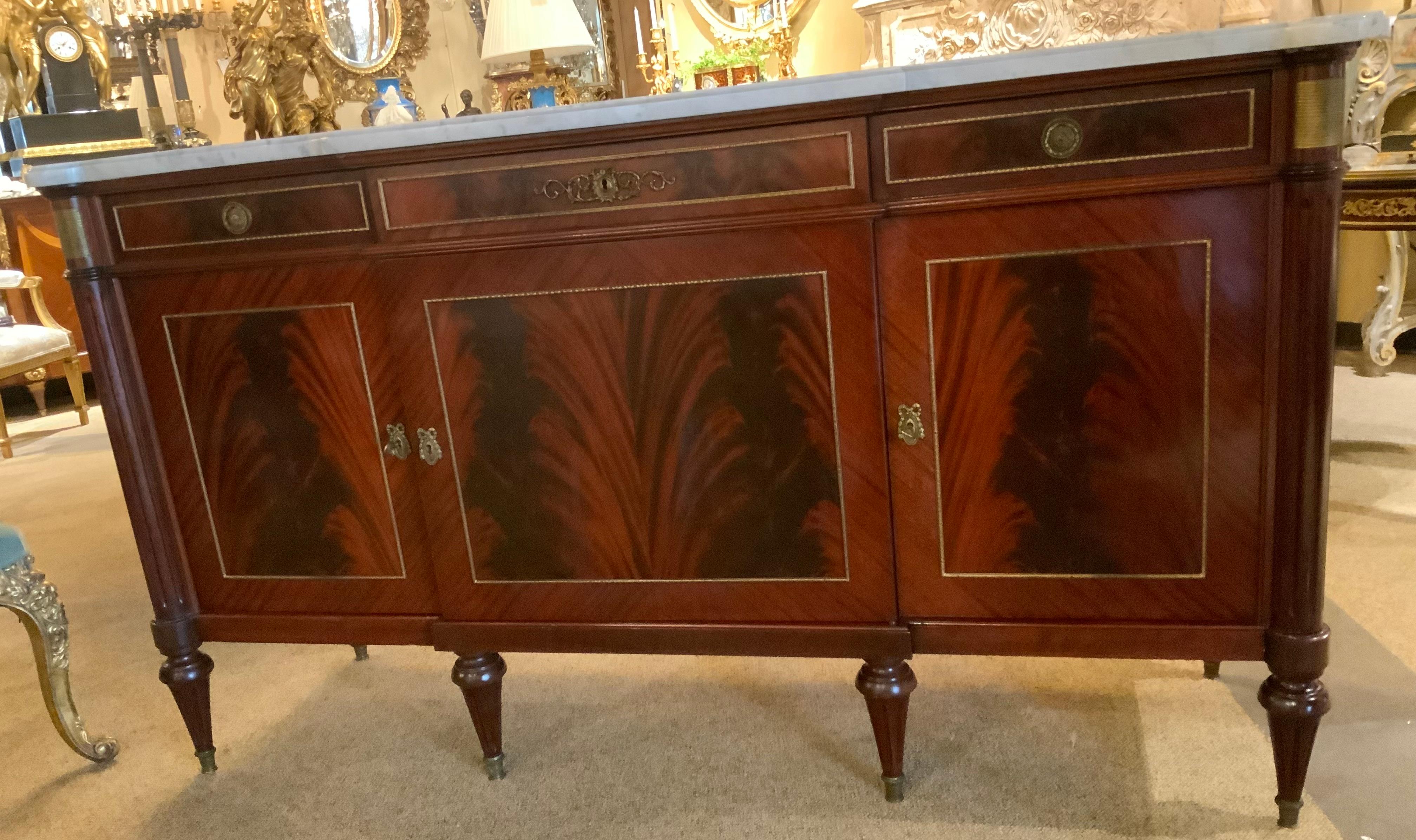 Louis XVI-Style mahogany sideboard, with white marble top For Sale 3