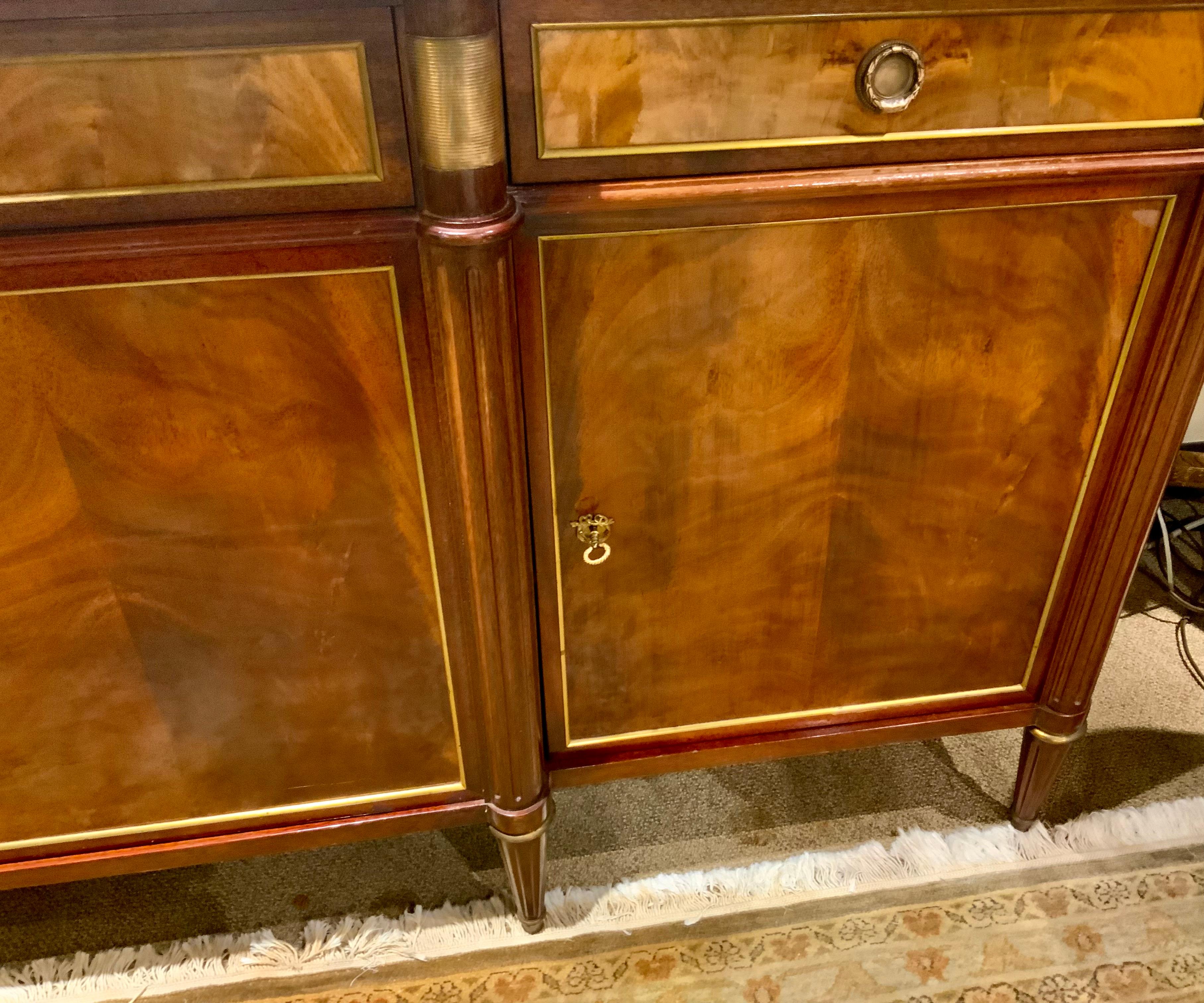 Buffet de style Louis XVI avec plateau en marbre blanc en vente 1