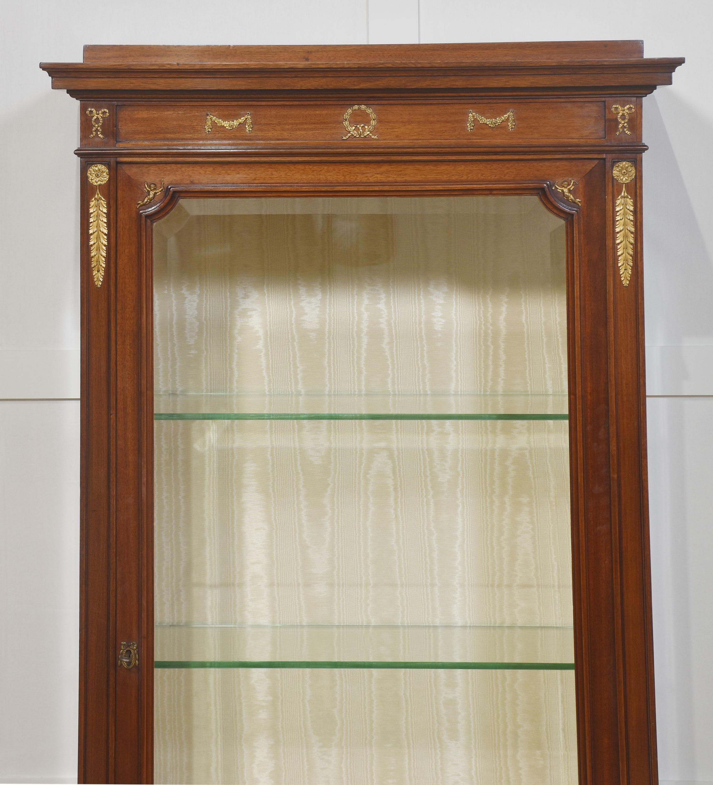 Louis XVI style mahogany vitrine display cabinet In Good Condition For Sale In Cheshire, GB