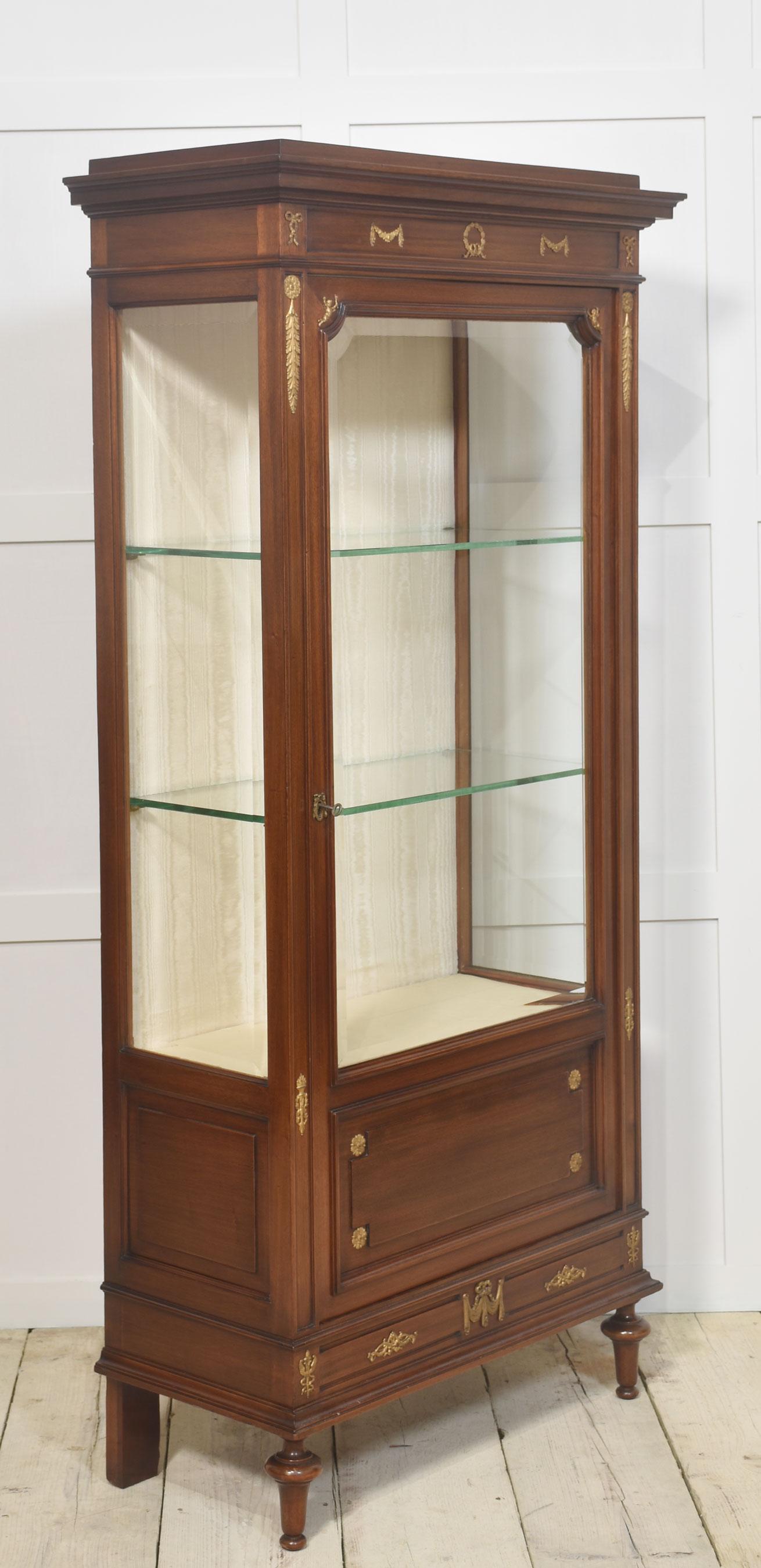 Louis XVI style mahogany vitrine display cabinet For Sale 3