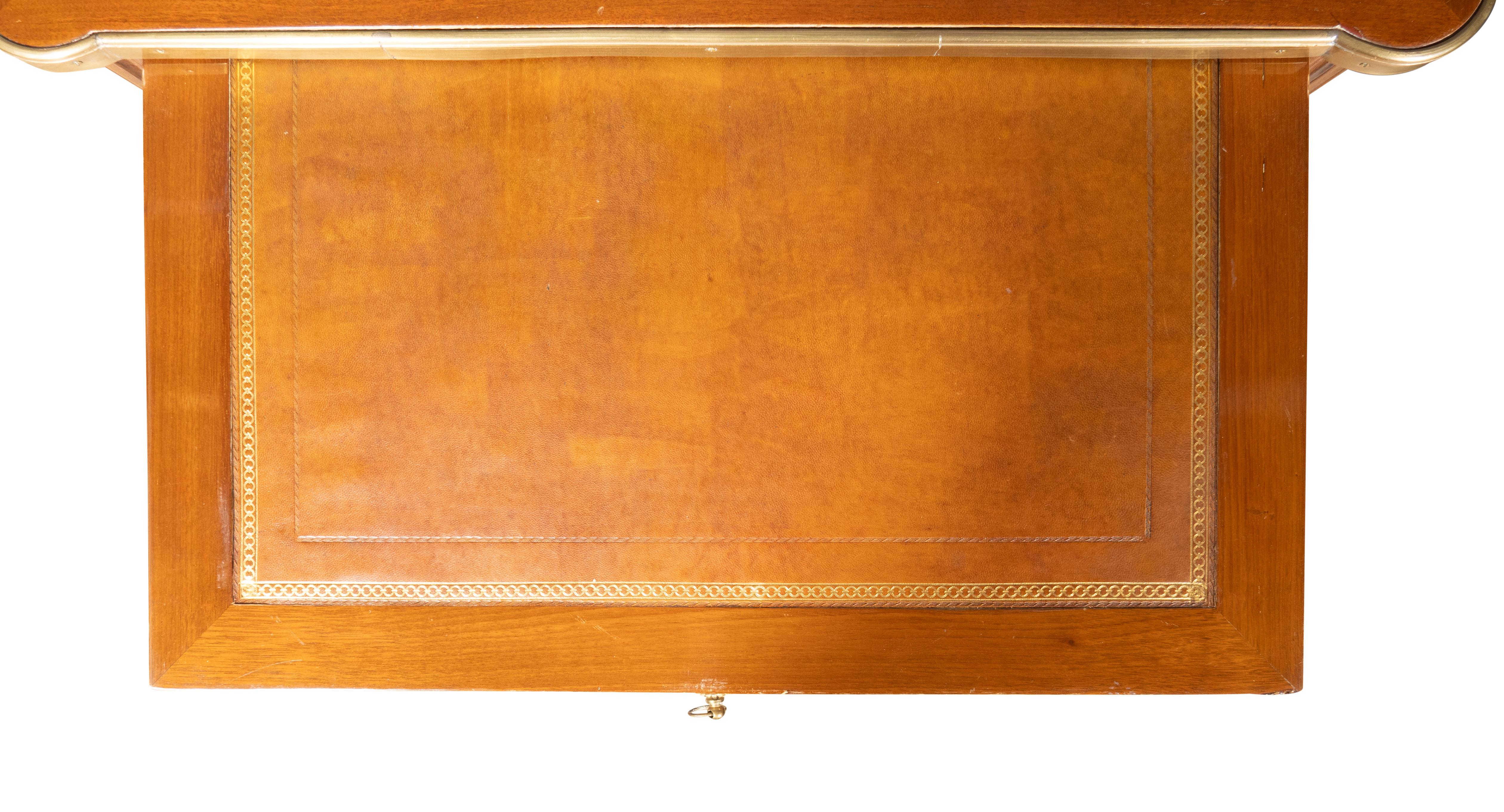 Mesa de escritorio de caoba estilo Luis XVI en venta 4