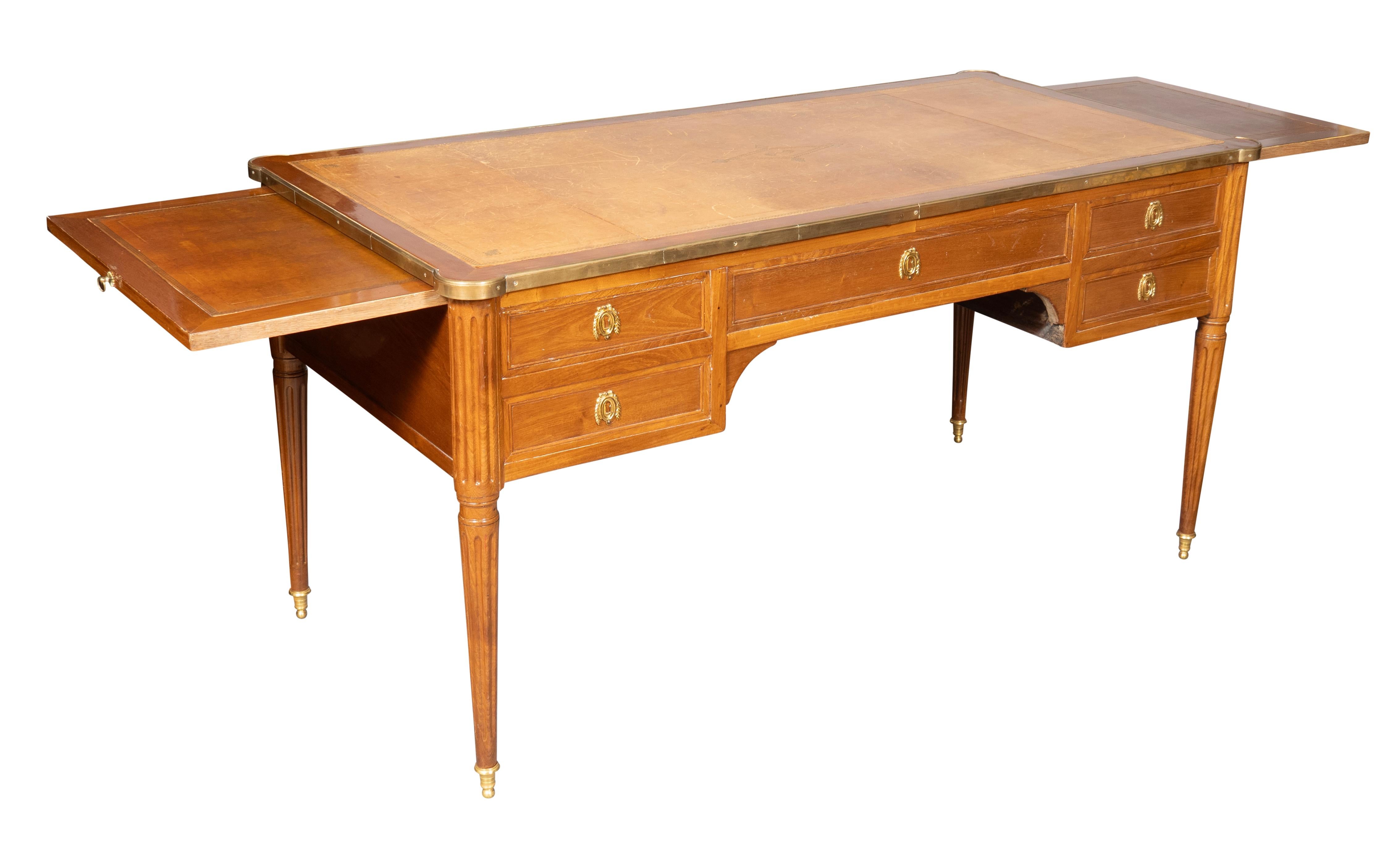 Mesa de escritorio de caoba estilo Luis XVI Mediados del siglo XIX en venta