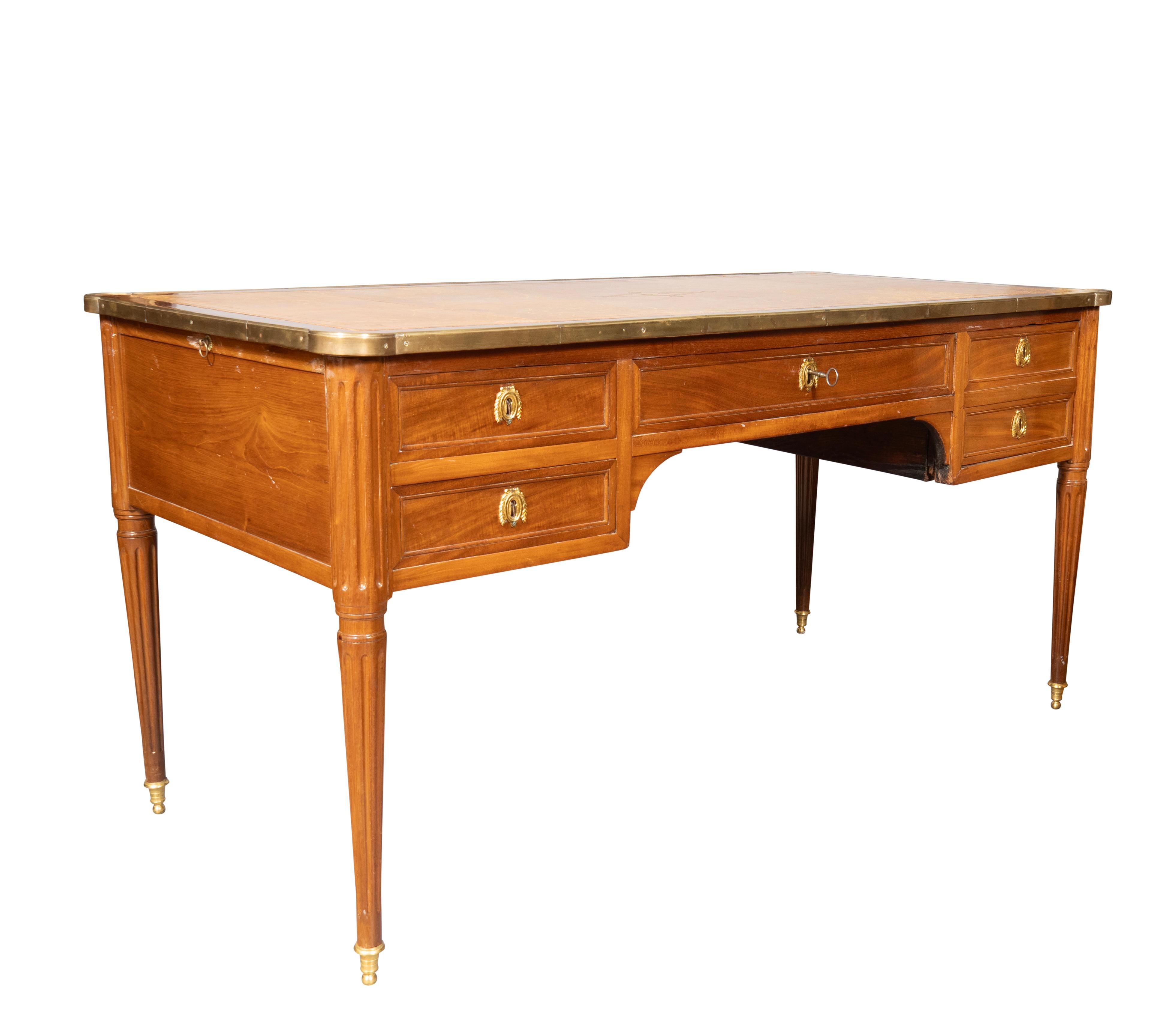 Mesa de escritorio de caoba estilo Luis XVI en venta 1