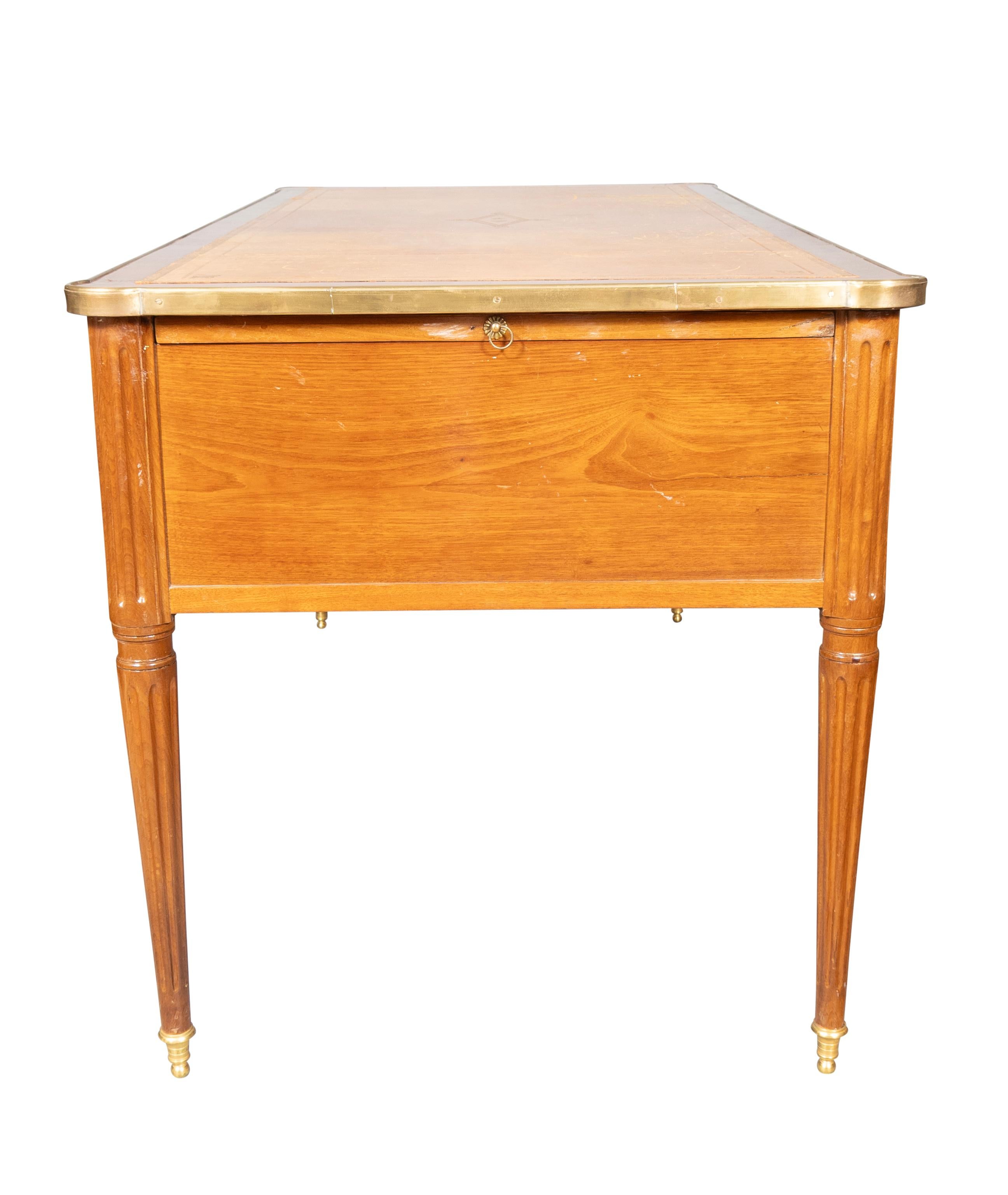 Mesa de escritorio de caoba estilo Luis XVI en venta 2
