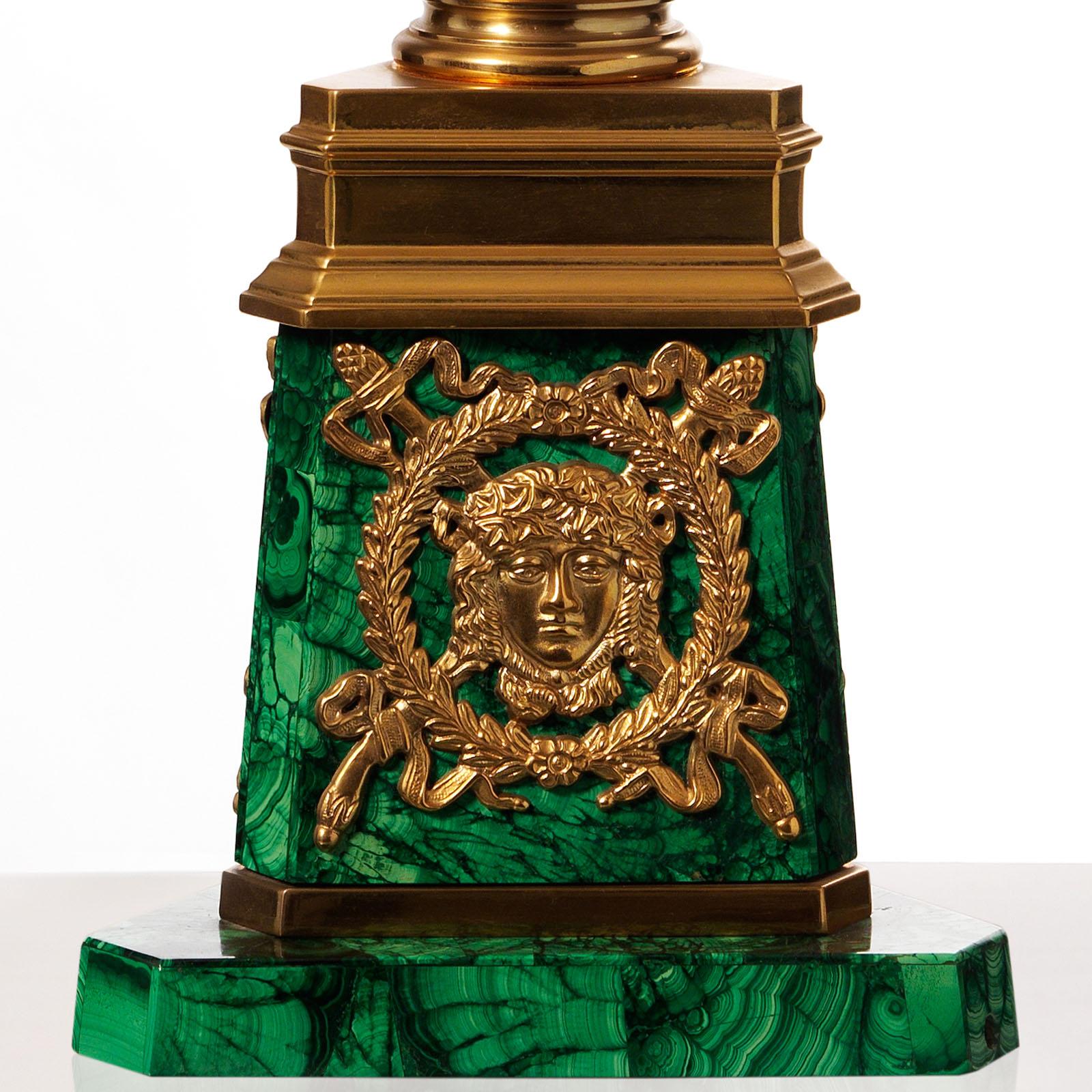 italien Lampe de bureau de style Louis XVI en malachite et bronze doré par Gherardo Degli Albizzi en vente