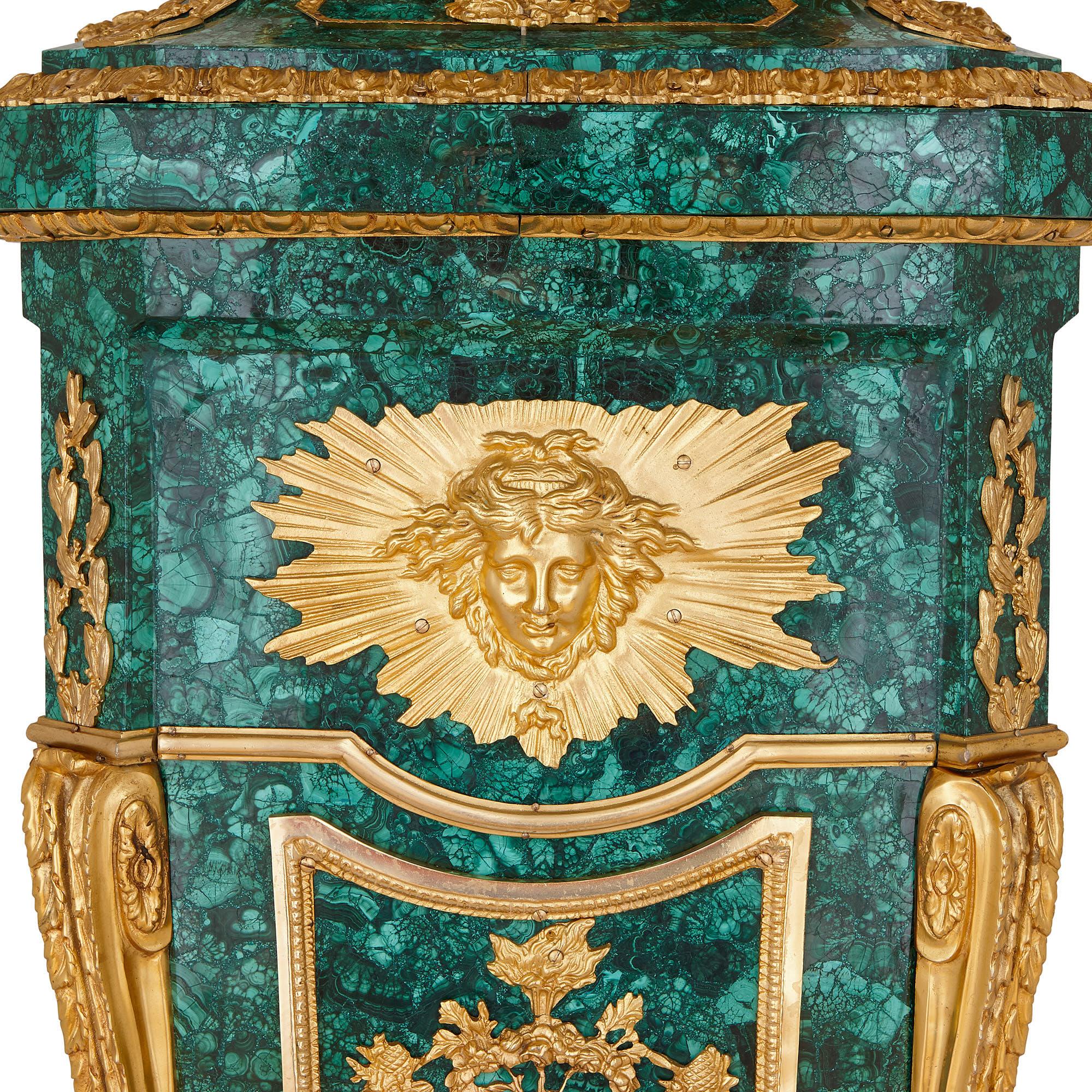 Louis XVI Stil Malachit und vergoldete Bronze Standuhr im Zustand „Gut“ in London, GB