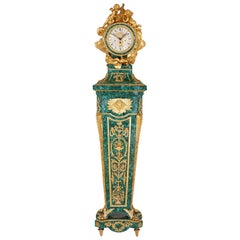 Pendule de style Louis XVI en malachite et bronze doré