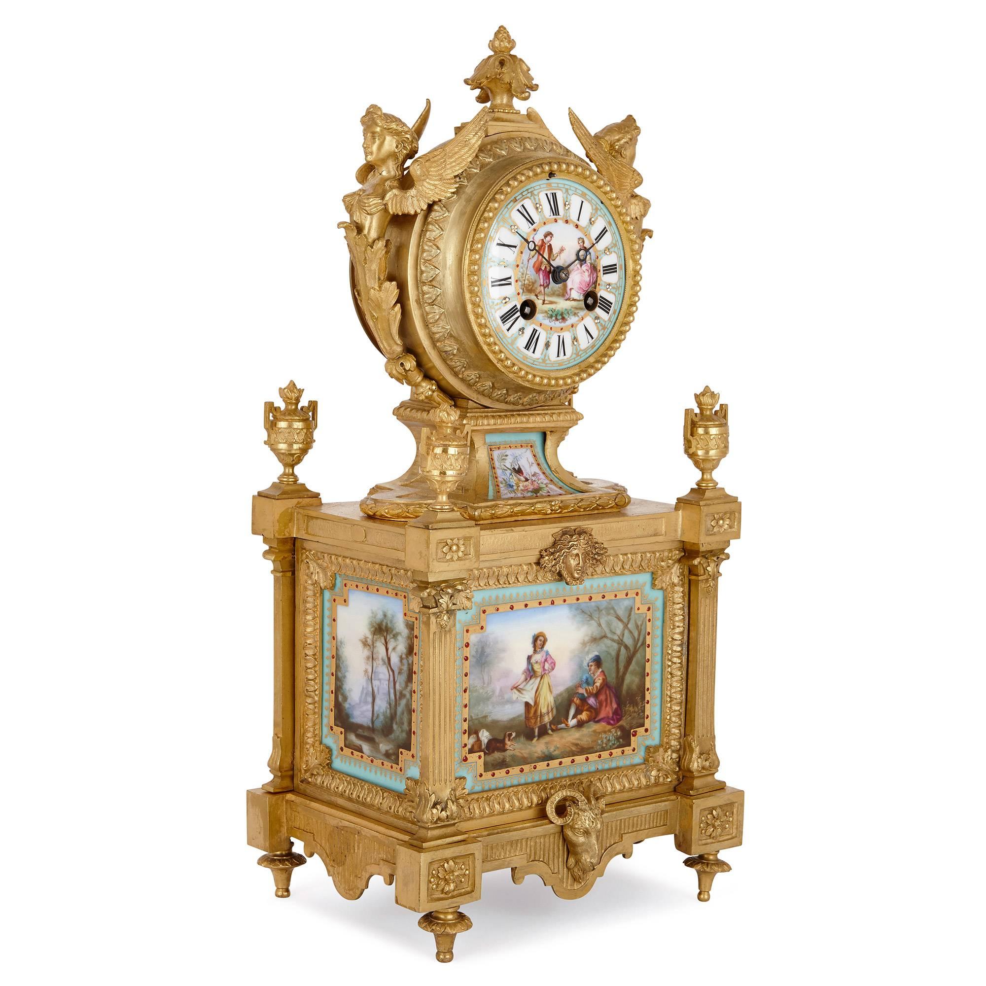 Diese schöne Kaminsimsuhr im neoklassischen Stil ist eine prächtige Ergänzung für einen großen Raum oder ein einzigartiges Geschenk für einen lieben Menschen. Die Uhr ist ein Werk von Ernest Royer, einem bedeutenden französischen Hersteller, der in