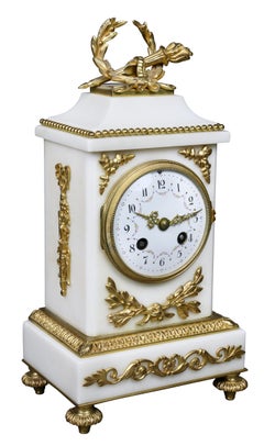 Garniture d'horloge de style Louis XVI en marbre et bronze