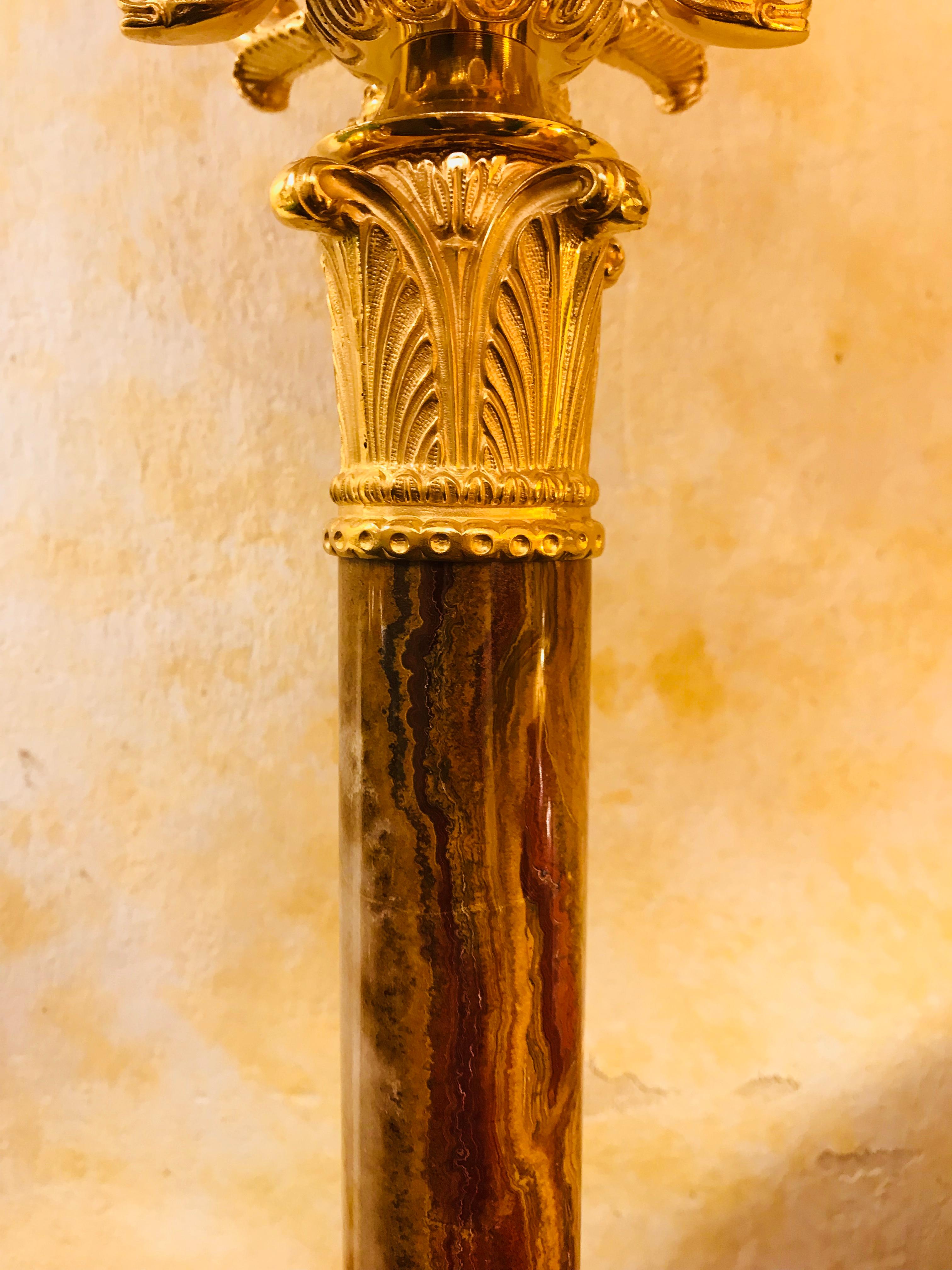 Dieser schöne Säulenleuchter aus Marmor und vergoldeter Bronze im Louis XVI-Stil von Gherardo Degli Albizzi hat ein sehr raffiniertes Design mit einem klassischen Kapitell mit Pflanzenmotiv und Masken, die in Pflanzenfestons eingeschrieben sind.
