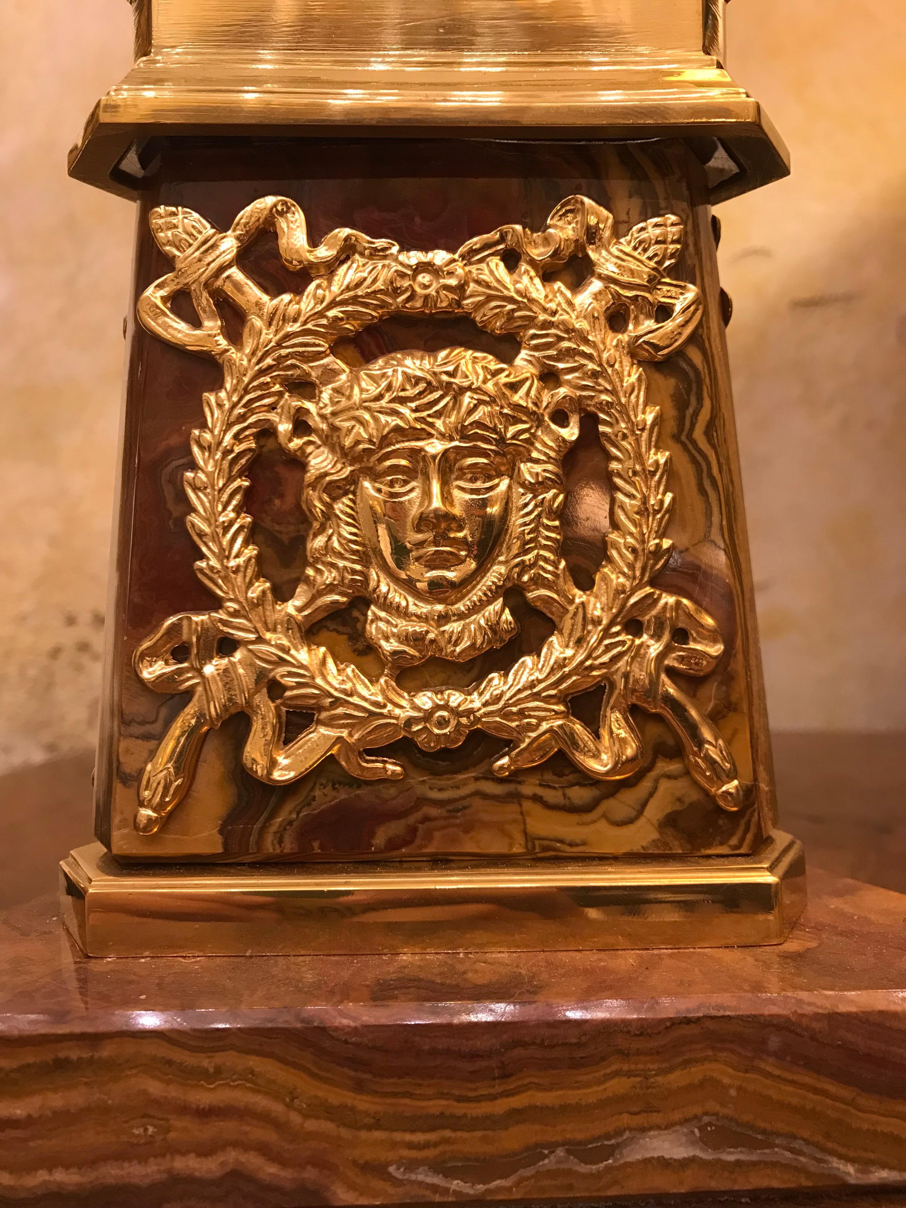 Kandelaber aus Marmor und vergoldeter Bronze im Louis-XVI-Stil von Gherardo Degli Albizzi (Vergoldet) im Angebot